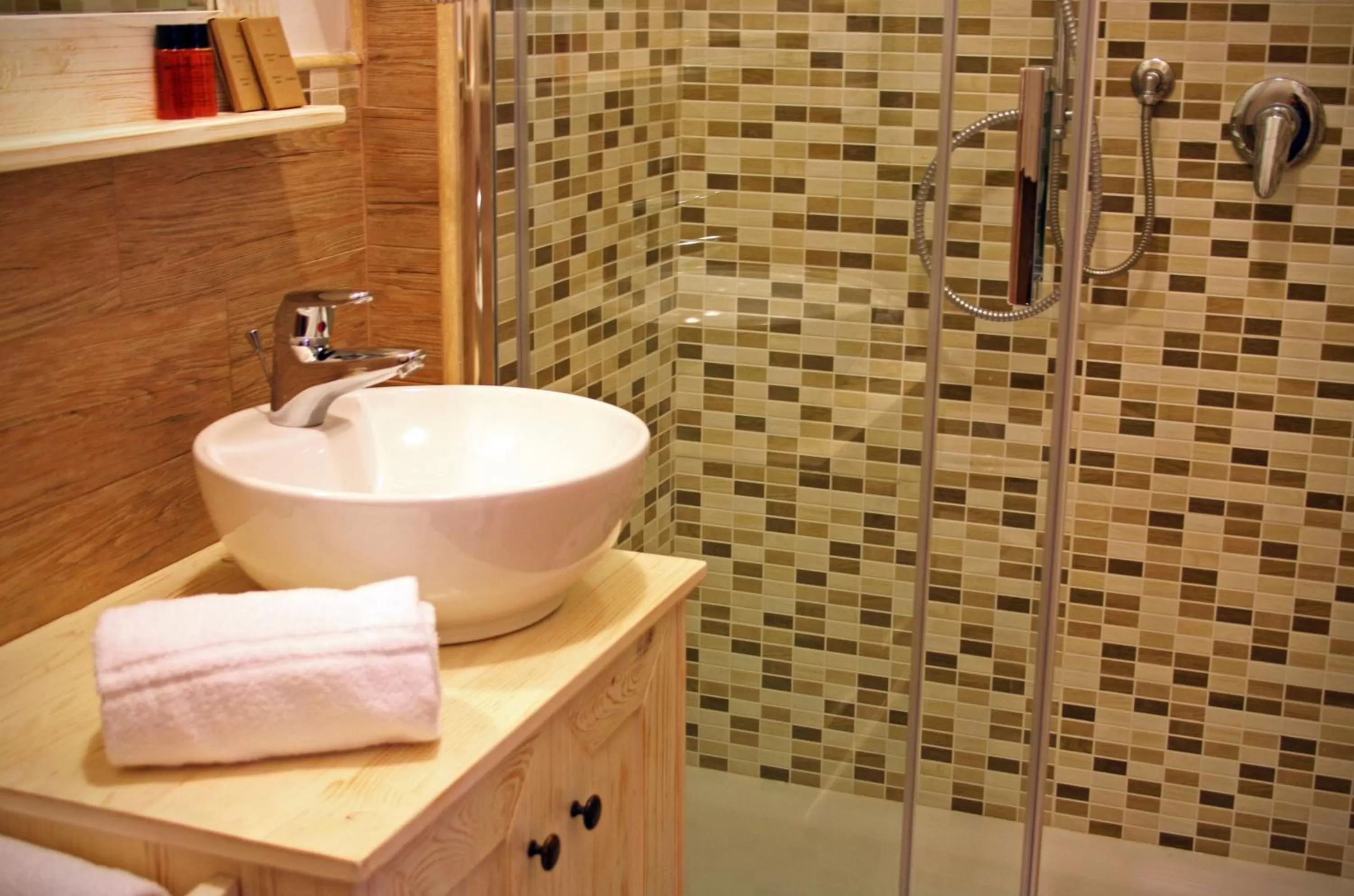 Shower in Fiumicino Airport B&B Deluxe