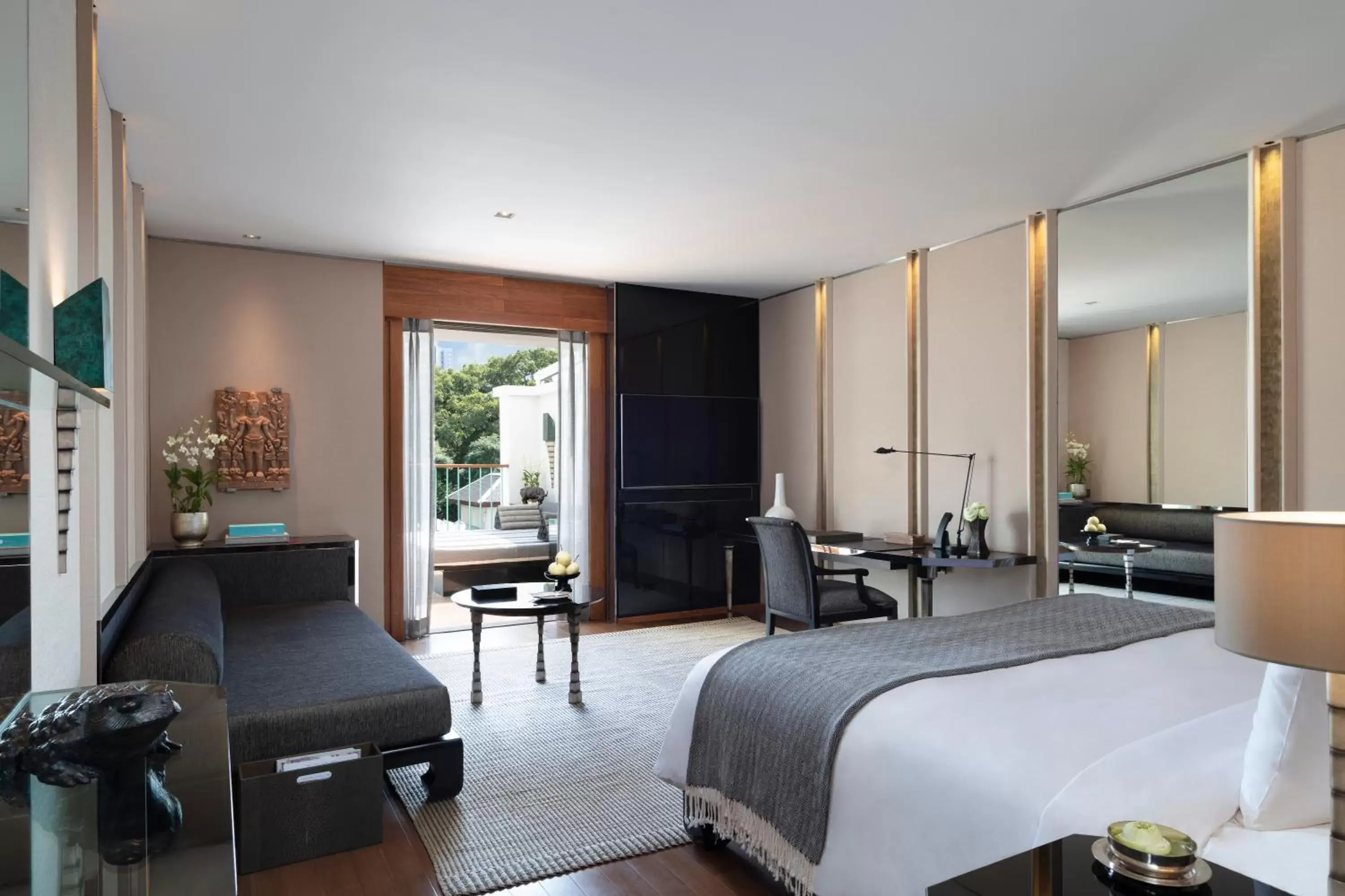 Club King Room with Balcony in The Sukhothai Bangkok Club King Room with Balcony in The Sukhothai Bangkok