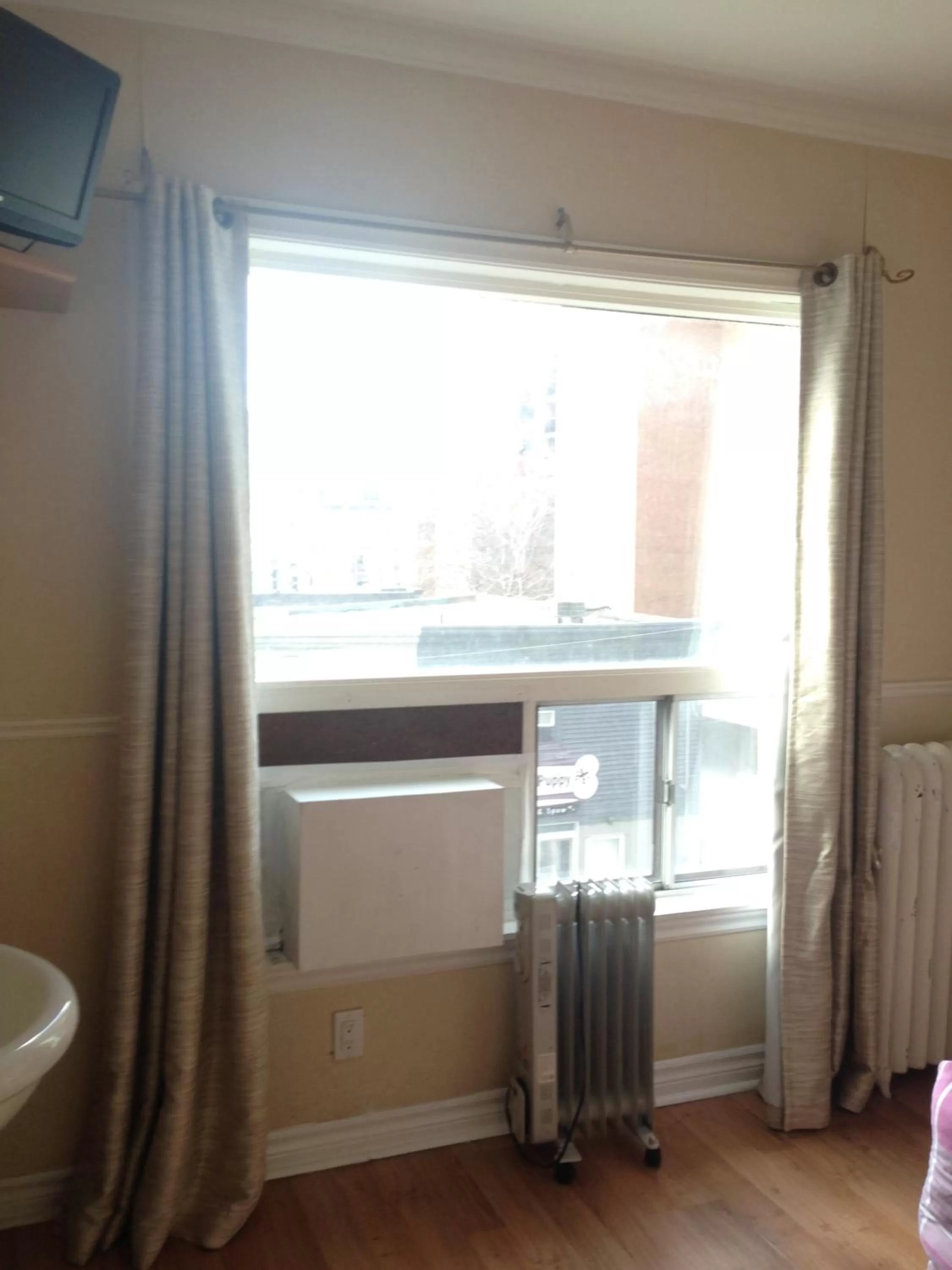 Photo of the whole room in The Rex Hotel Jazz & Blues Bar