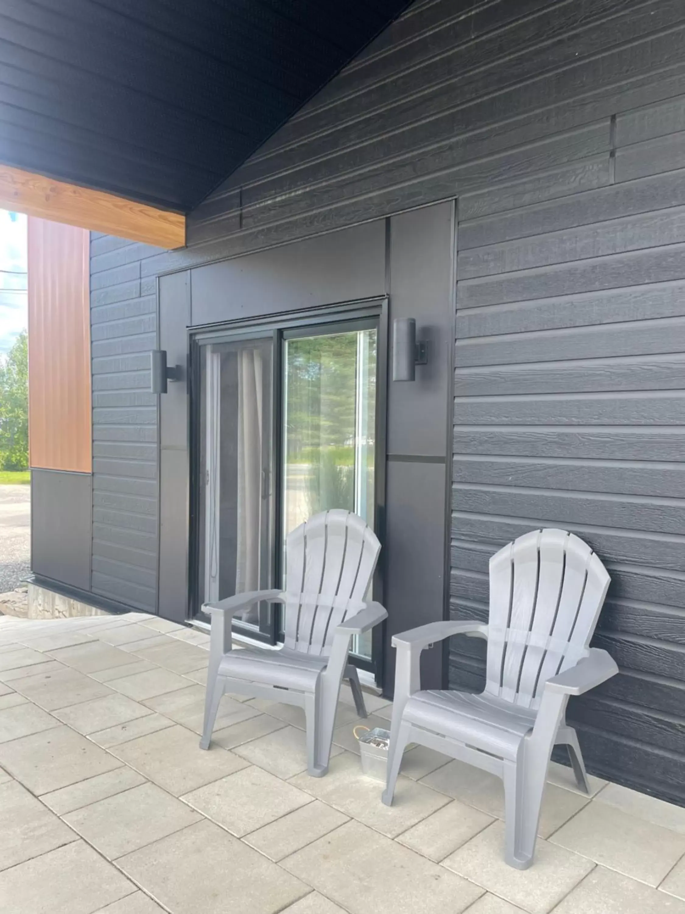 King Room with Balcony in Motel St-Ambroise King Room with Balcony in Motel St-Ambroise