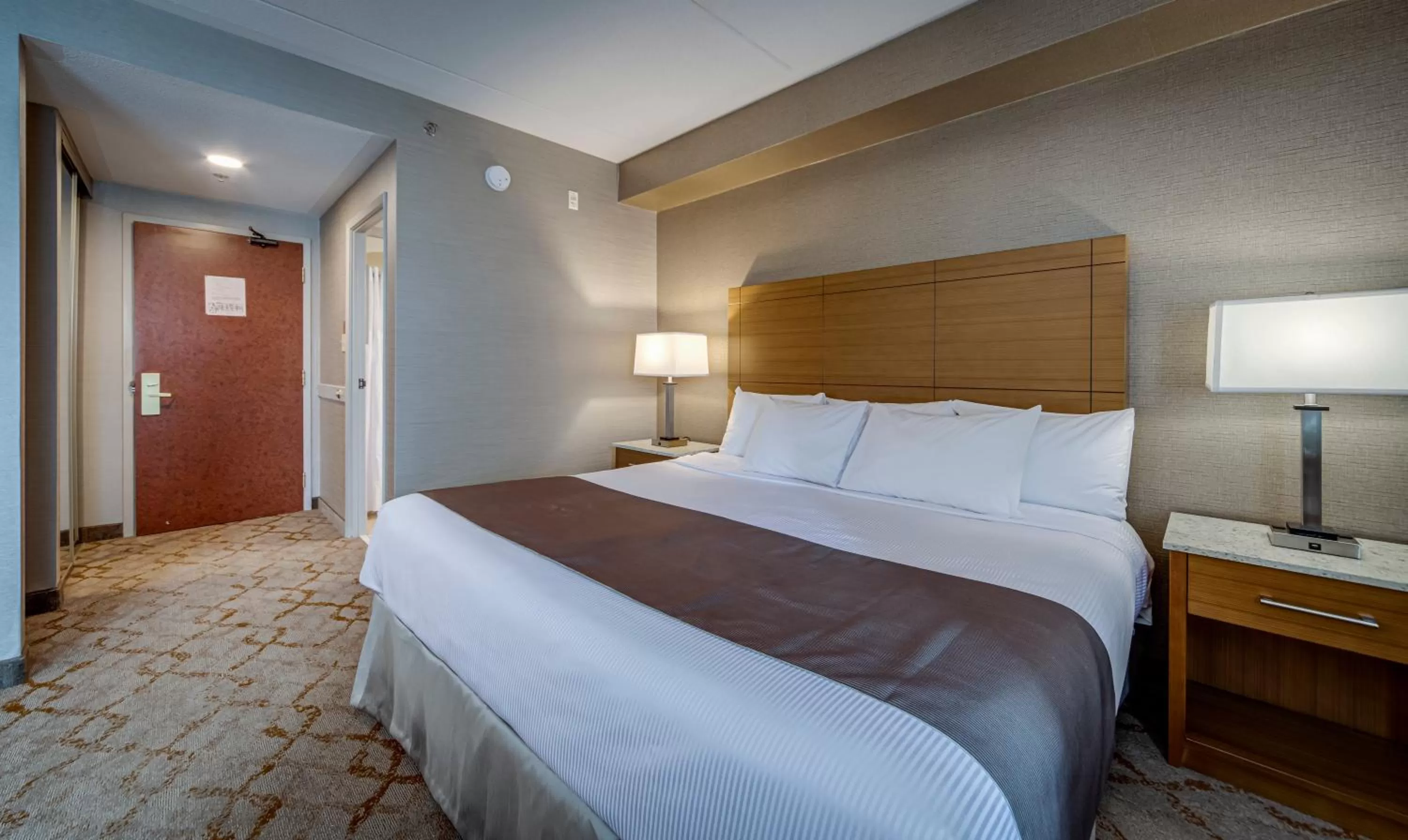 Bed in Monte Carlo Inn Vaughan Suites