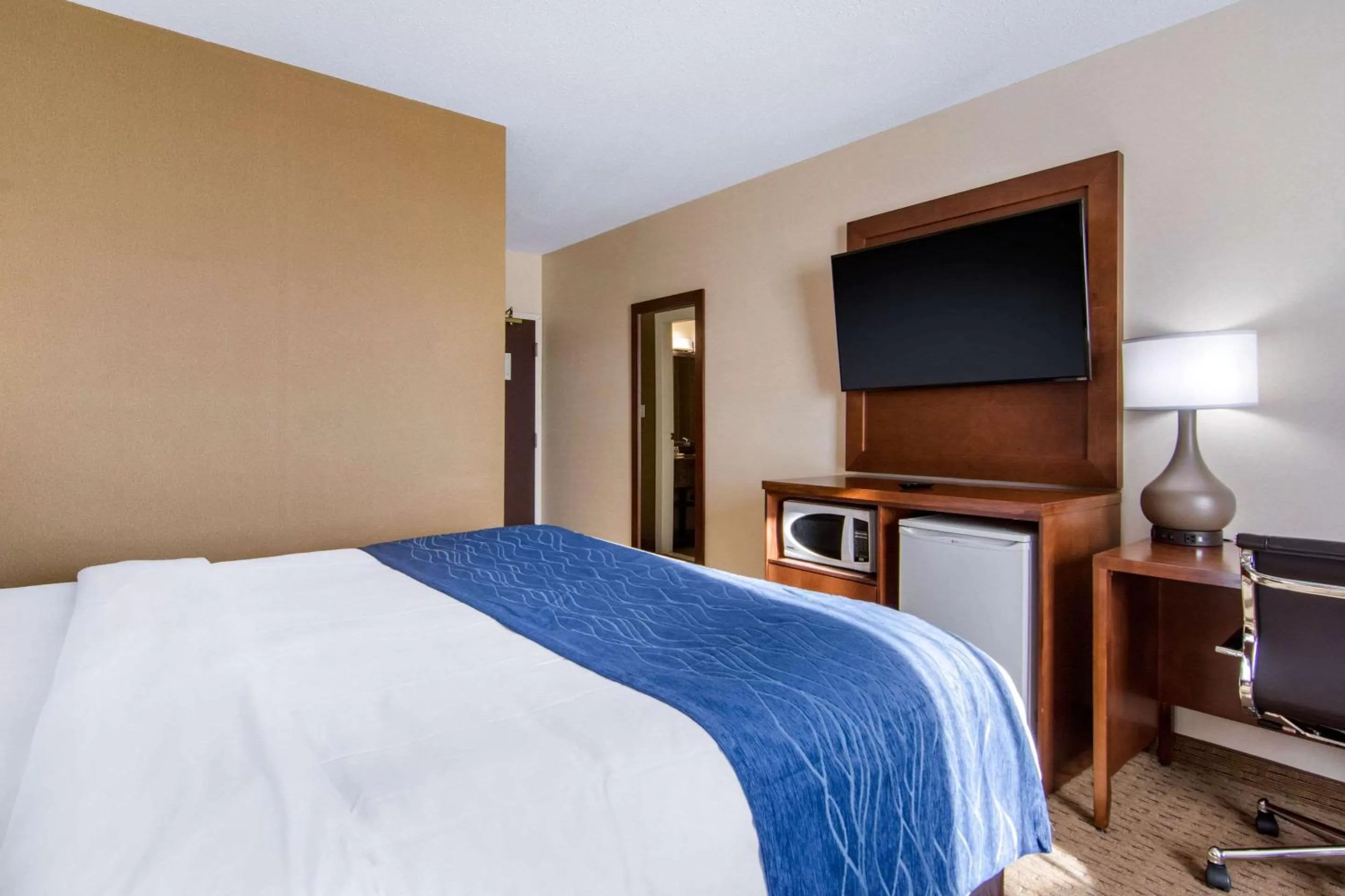 Photo of the whole room, Bed in Comfort Inn & Suites