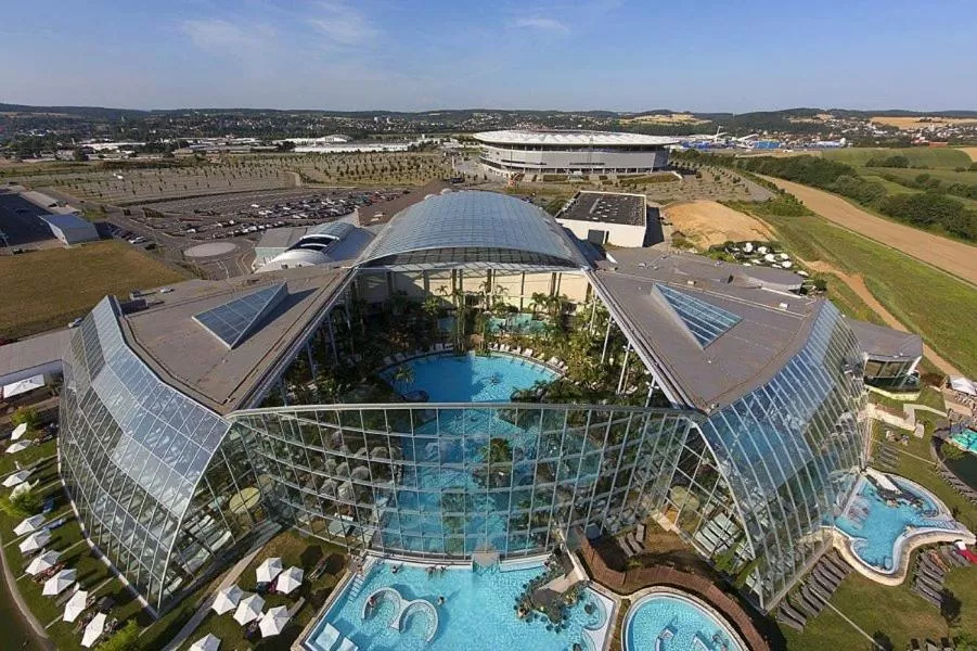 Bird's eye view, Bird's-eye View in Hotel Kick