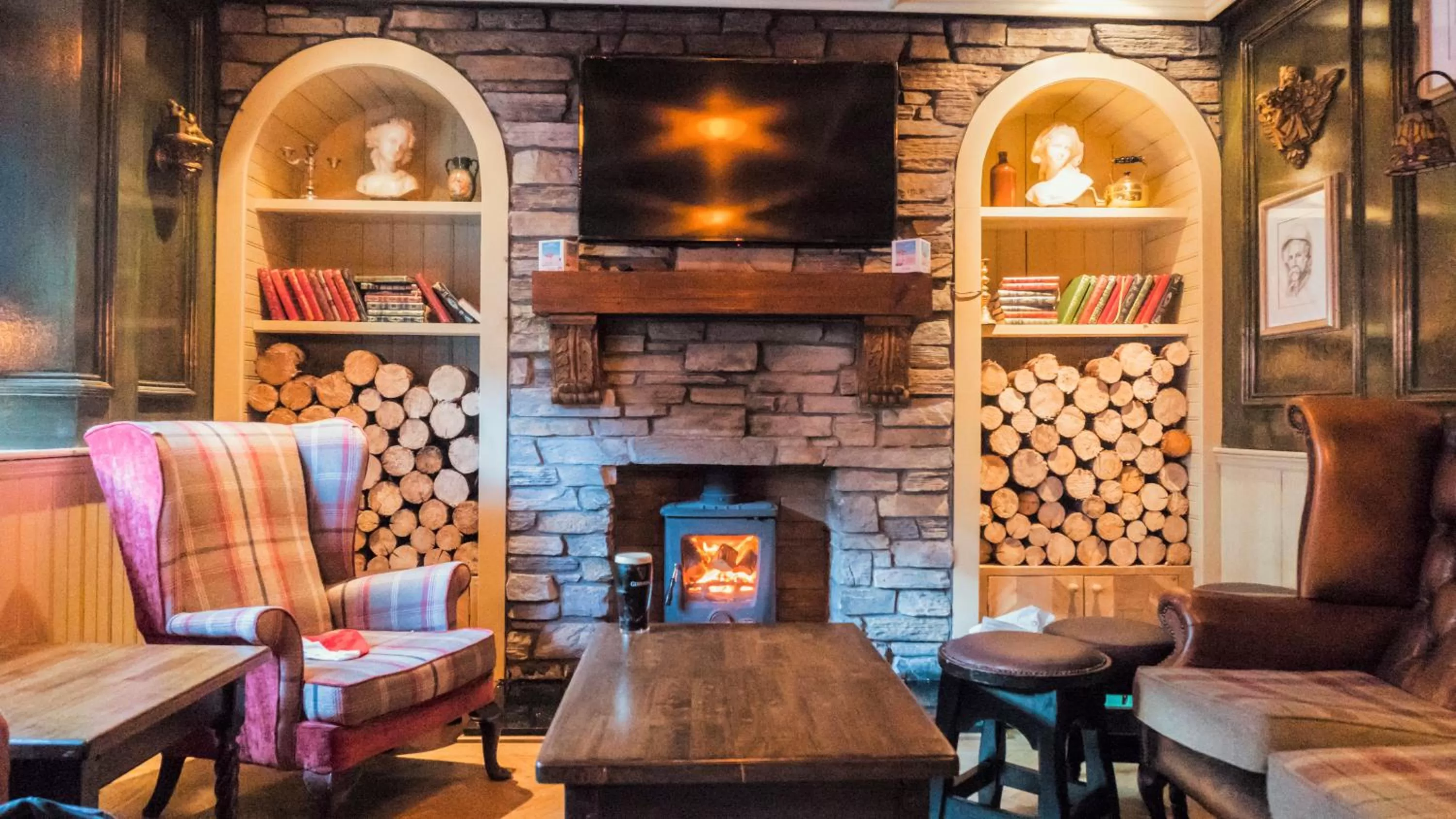 TV and multimedia in Walsh's Hotel and Apartments