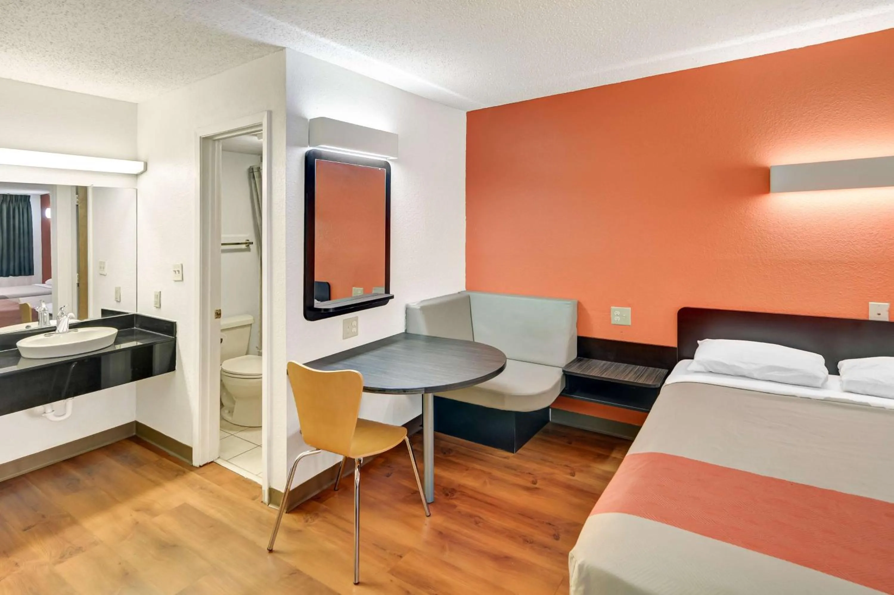 Photo of the whole room, Bed in Motel 6-Lindale, TX