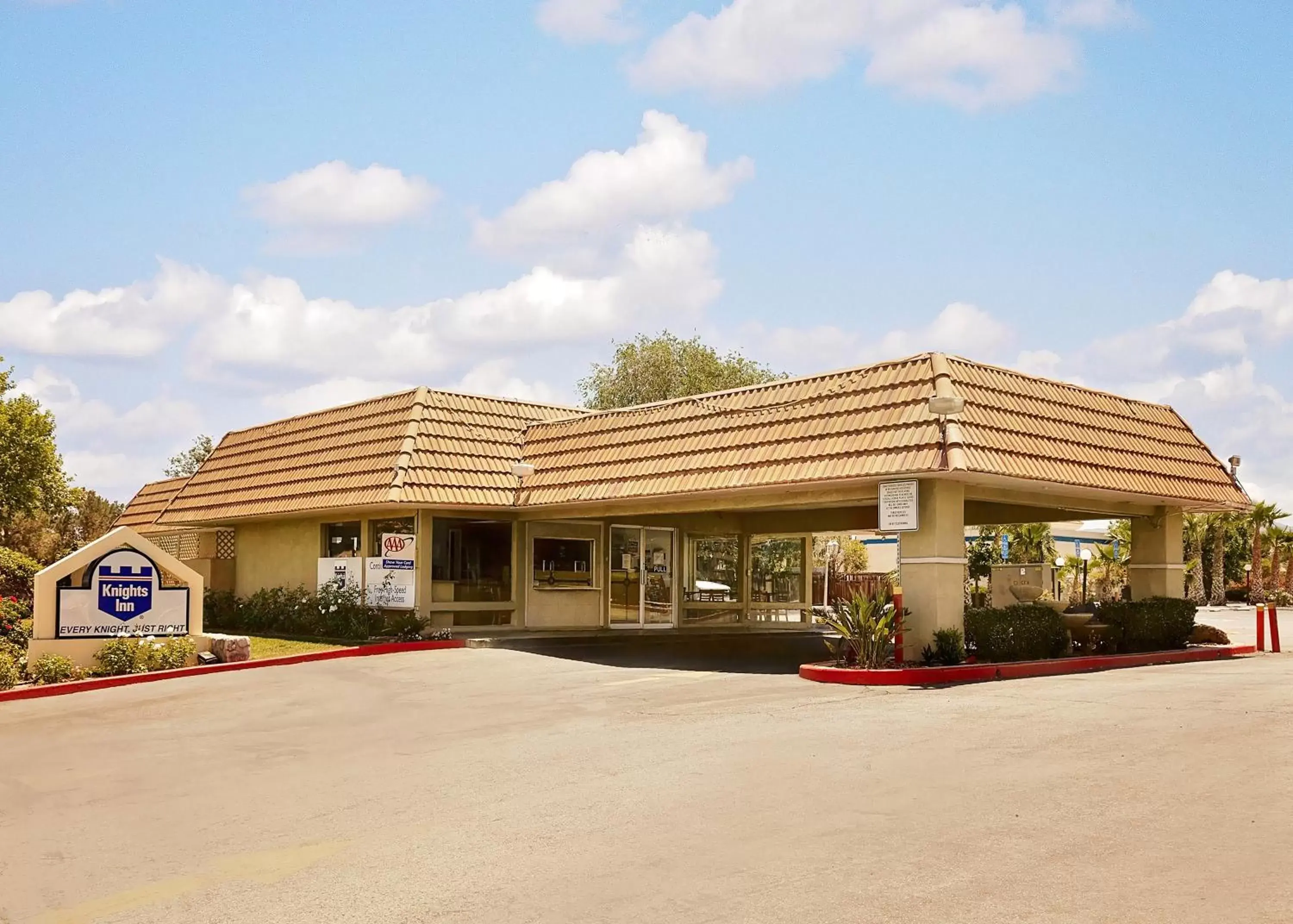 Property Building in Knights Inn Palmdale Property Building in Knights Inn Palmdale