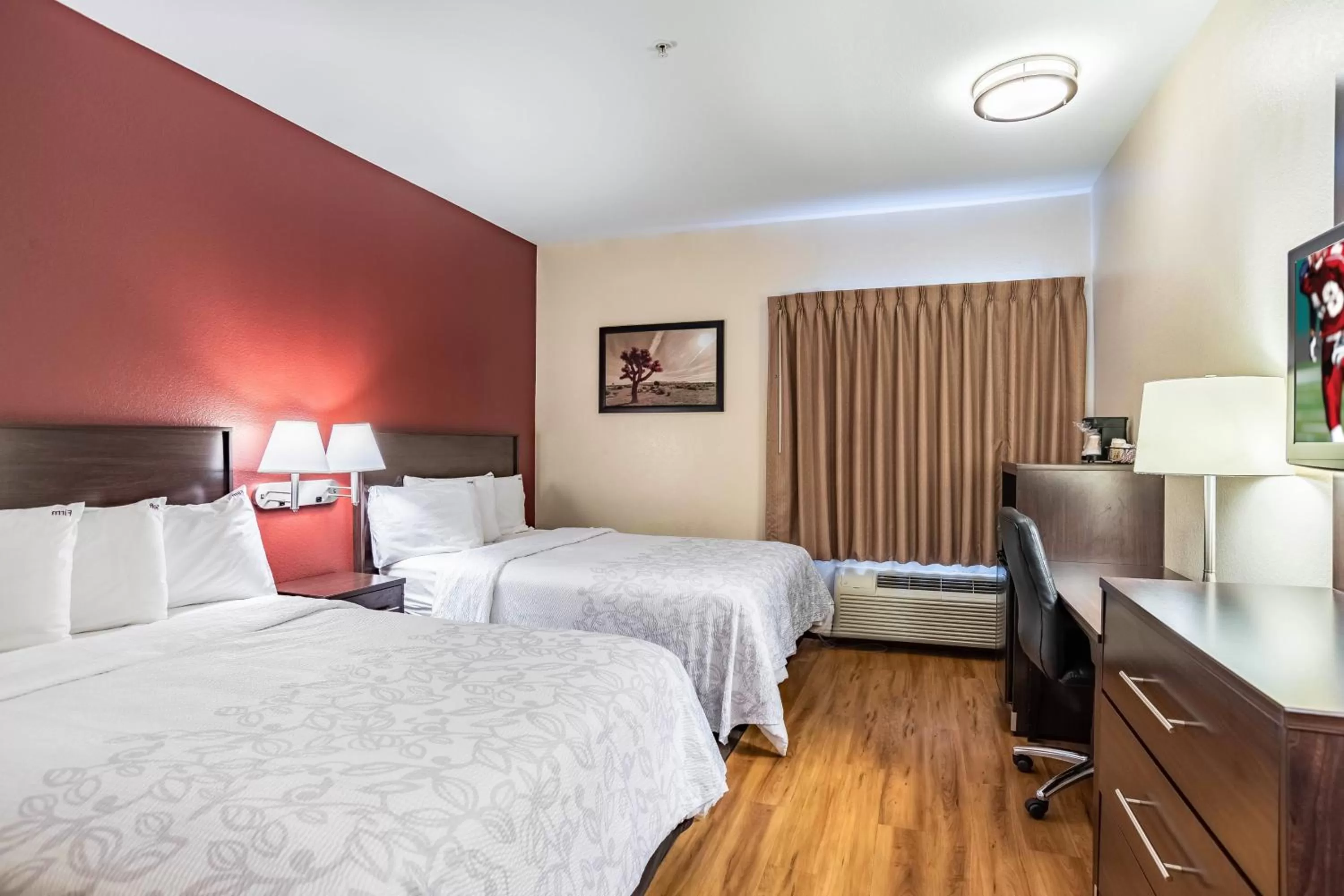 Photo of the whole room, Bed in Red Roof Inn PLUS+ Tempe - Phoenix Airport