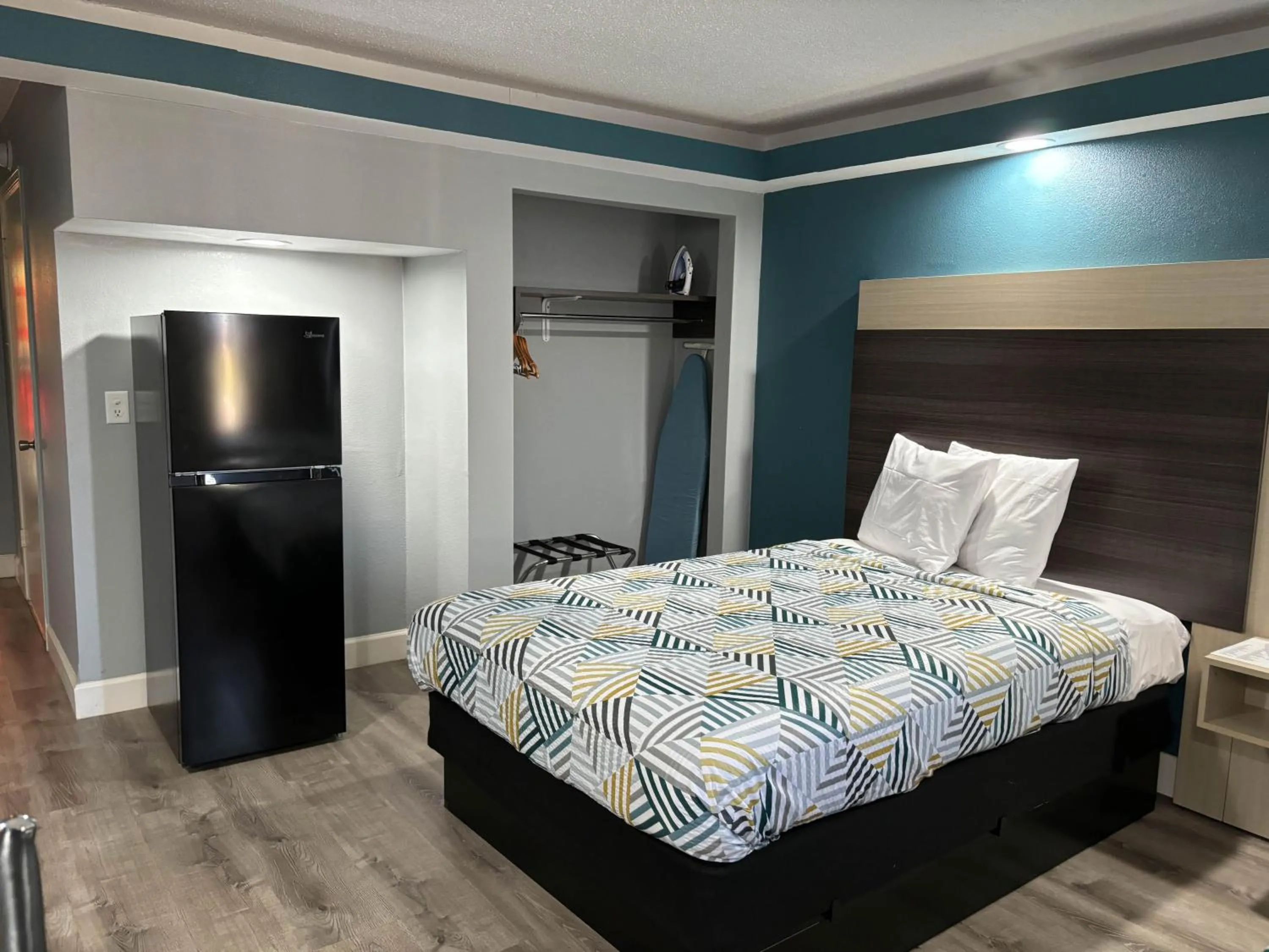 Bedroom, Bed in Studio 6 Suites Memphis, TN East Memphis