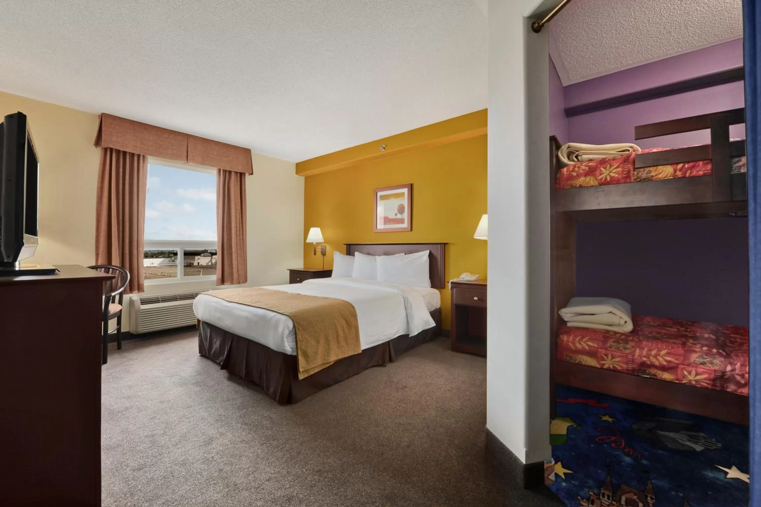 Queen Suite with Bunk Bed - Non-Smoking in Super 8 by Wyndham Barrie