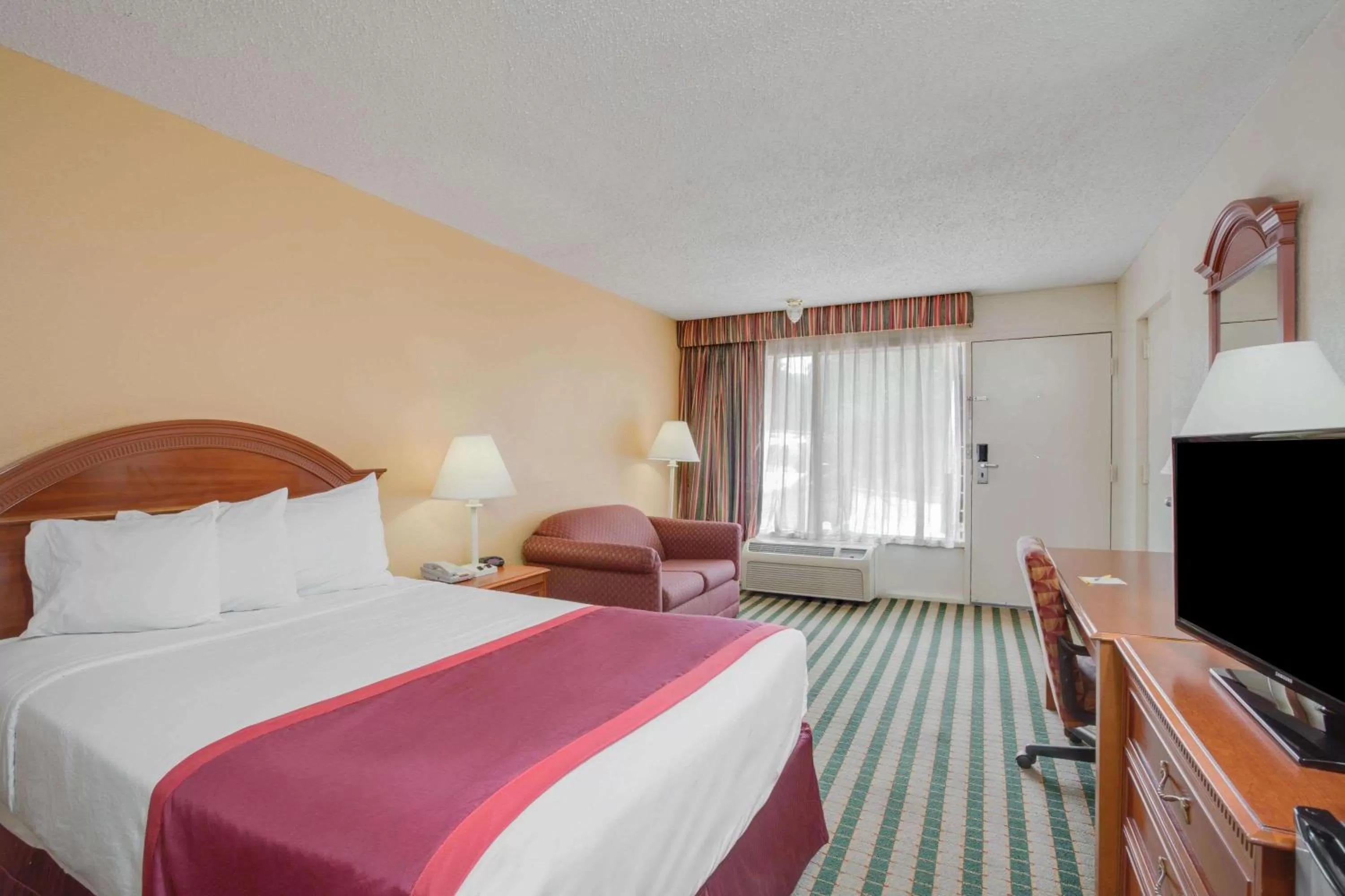 Photo of the whole room, Bed in Days Inn by Wyndham Asheville West