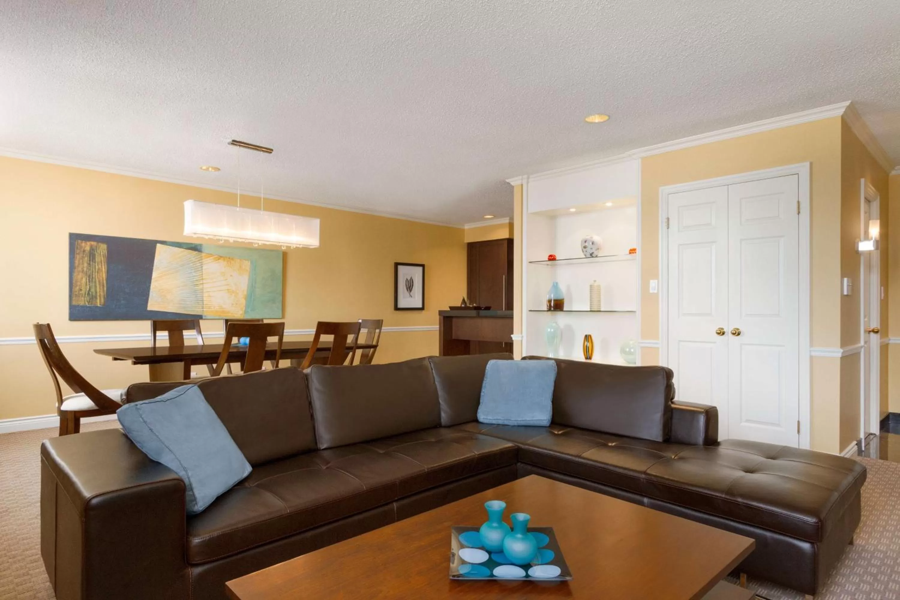 Living room in DoubleTree by Hilton Toronto Downtown