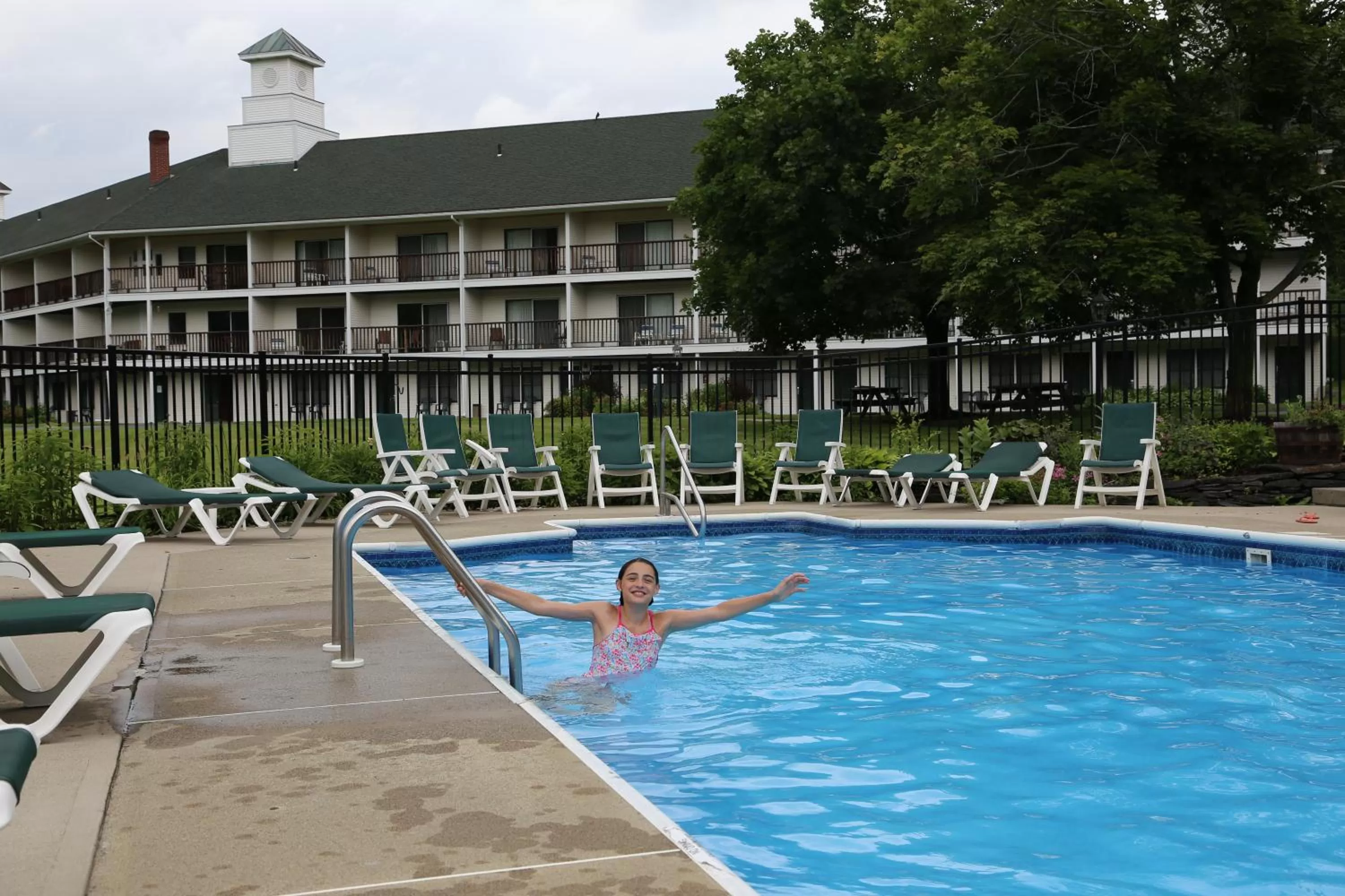 Swimming pool in Fairbanks Inn