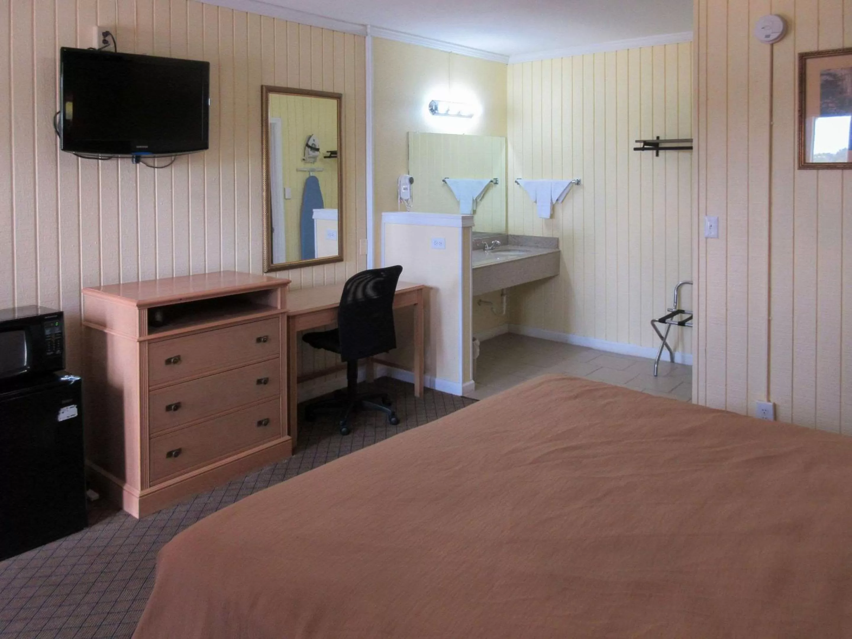 Photo of the whole room in Rodeway Inn Kansas City Downtown Area