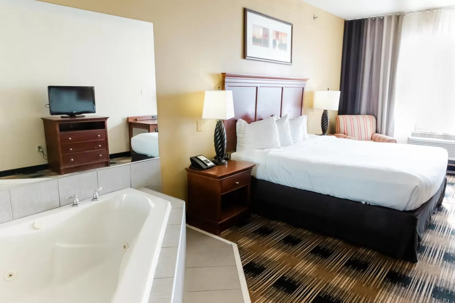 Bed in Country Inn & Suites by Radisson, Helen, GA