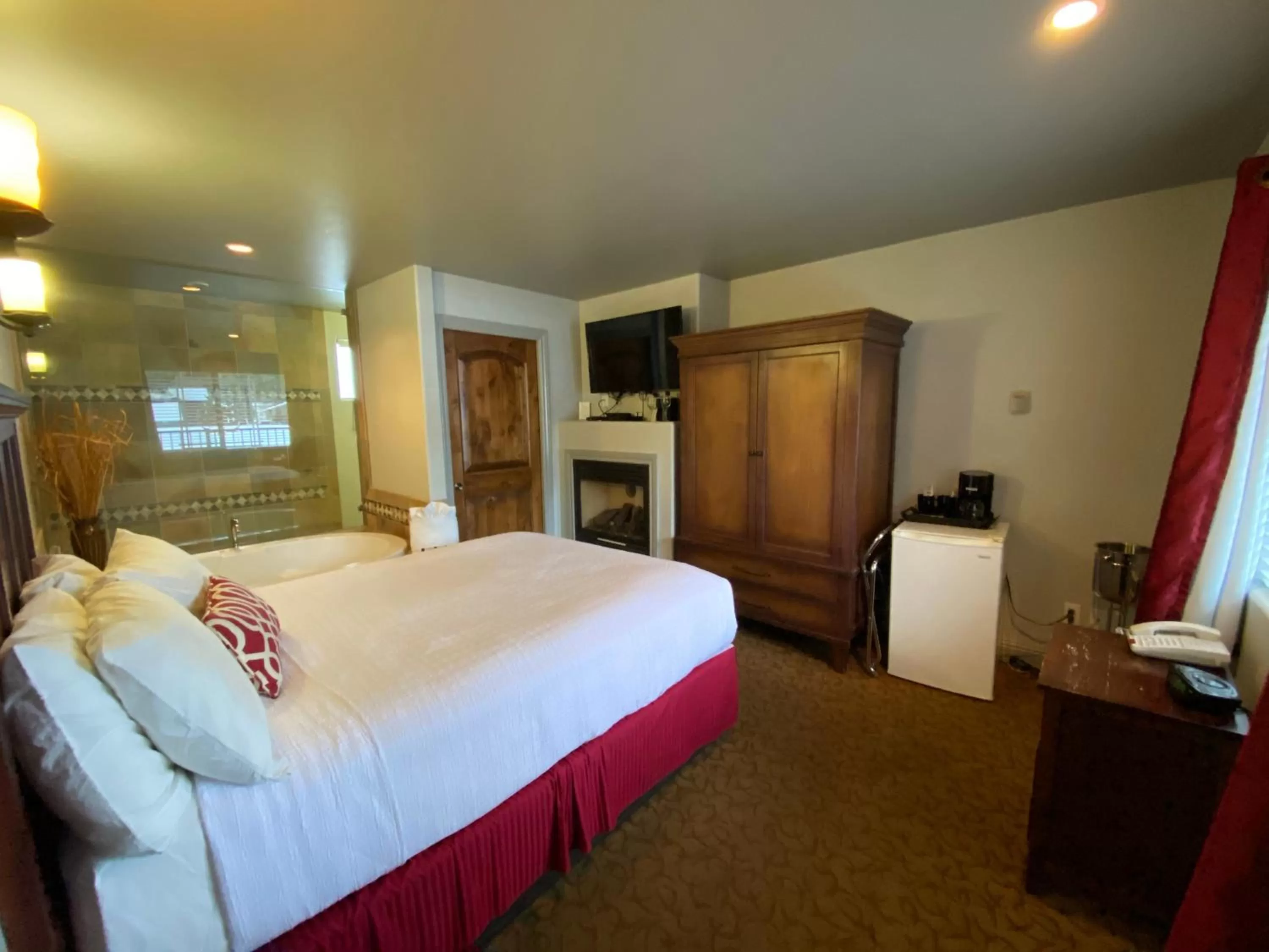 Photo of the whole room, Bed in Secrets Inn Lake Tahoe