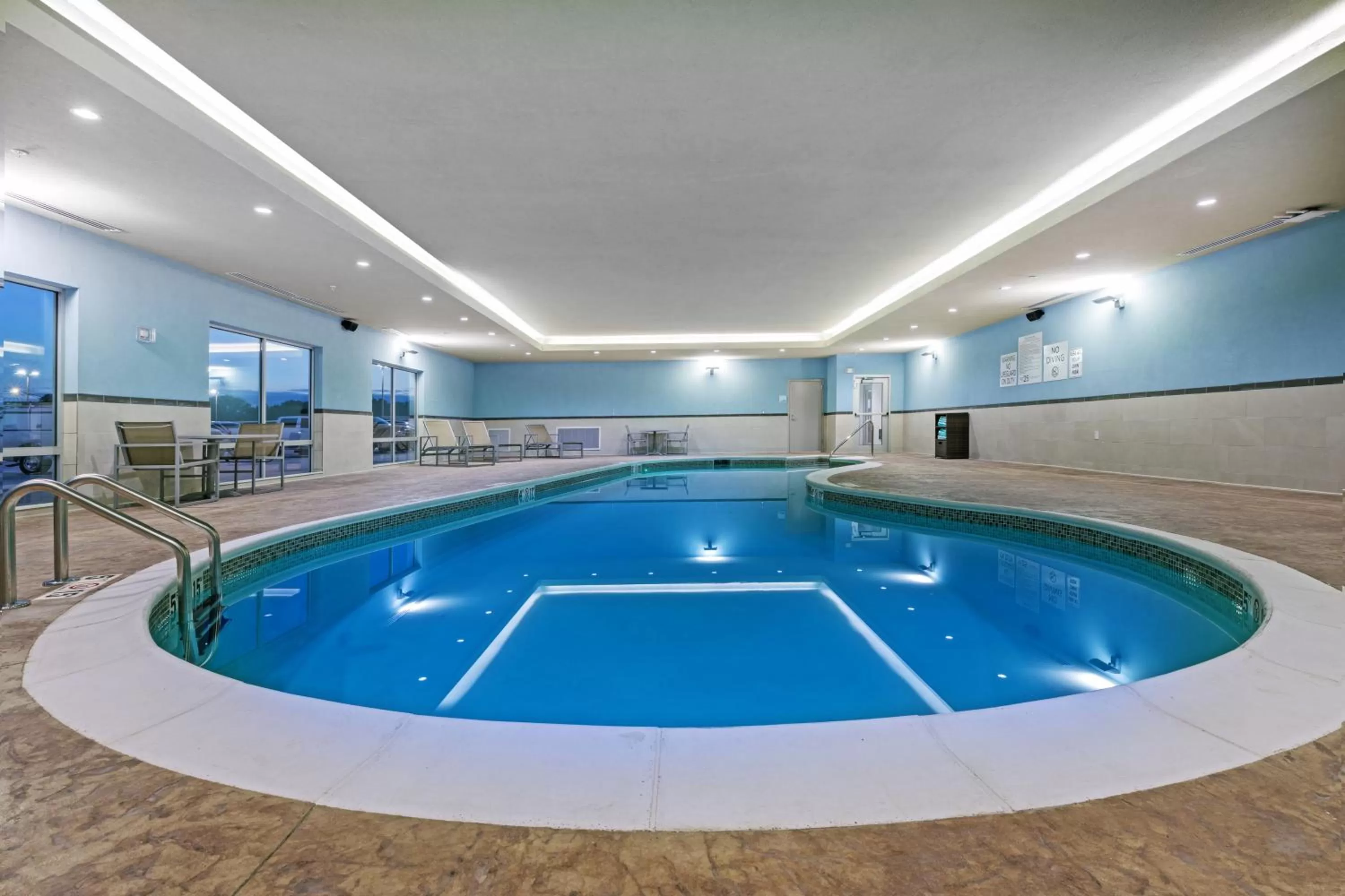 Swimming pool in Holiday Inn Express & Suites - Parsons by IHG