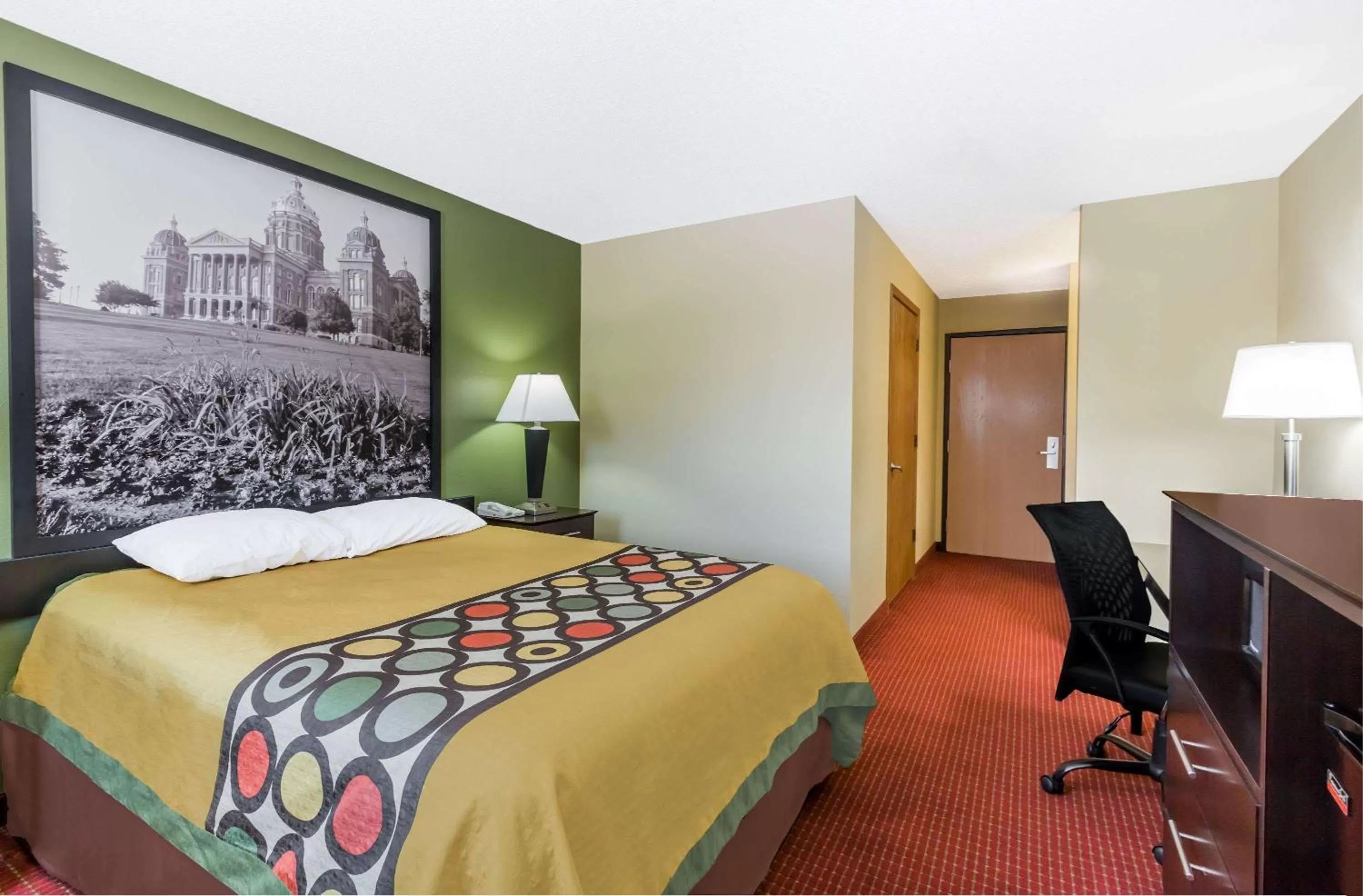 Photo of the whole room, Bed in Super 8 by Wyndham Grinnell IA