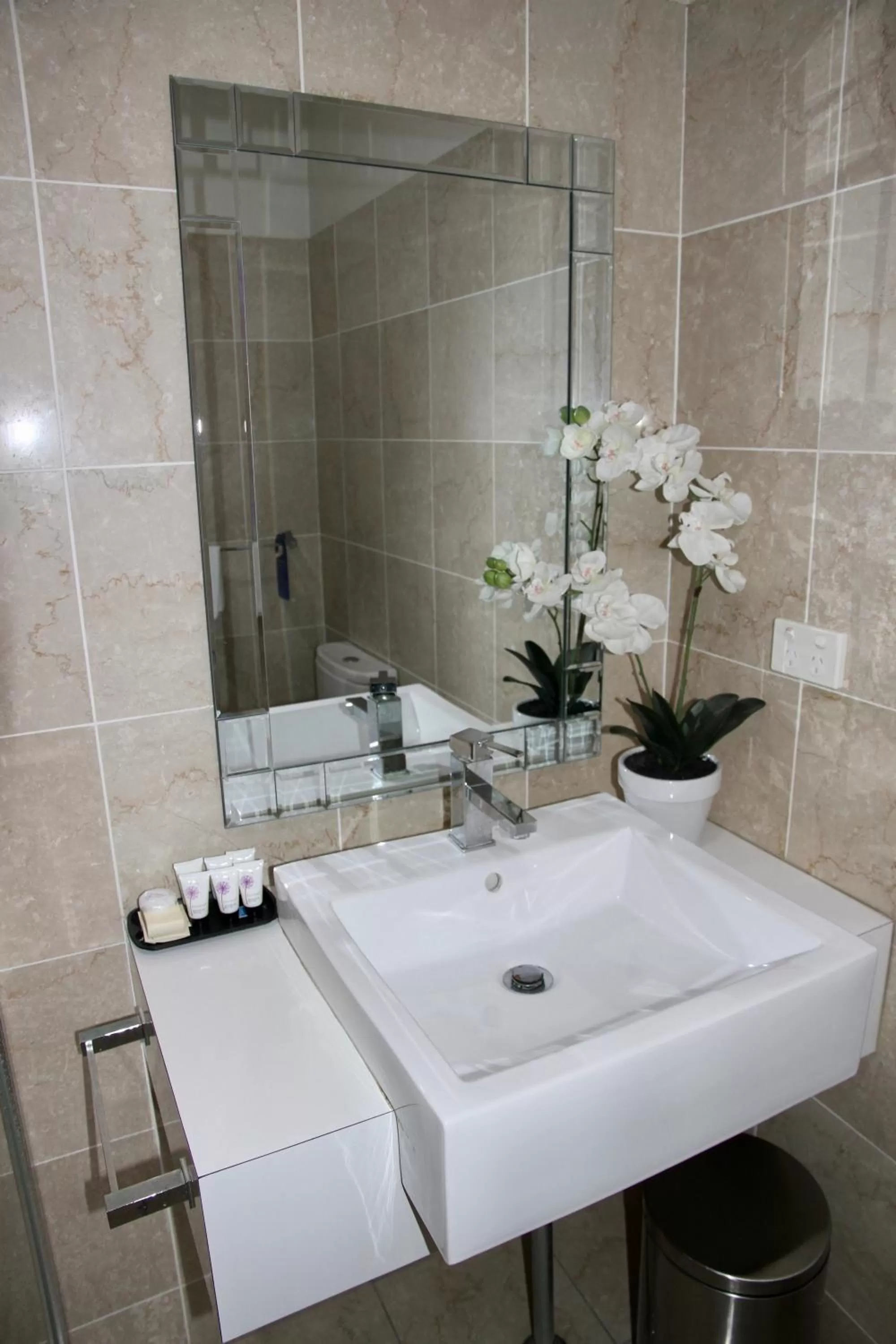 Bathroom in Mariners Court Hotel Sydney