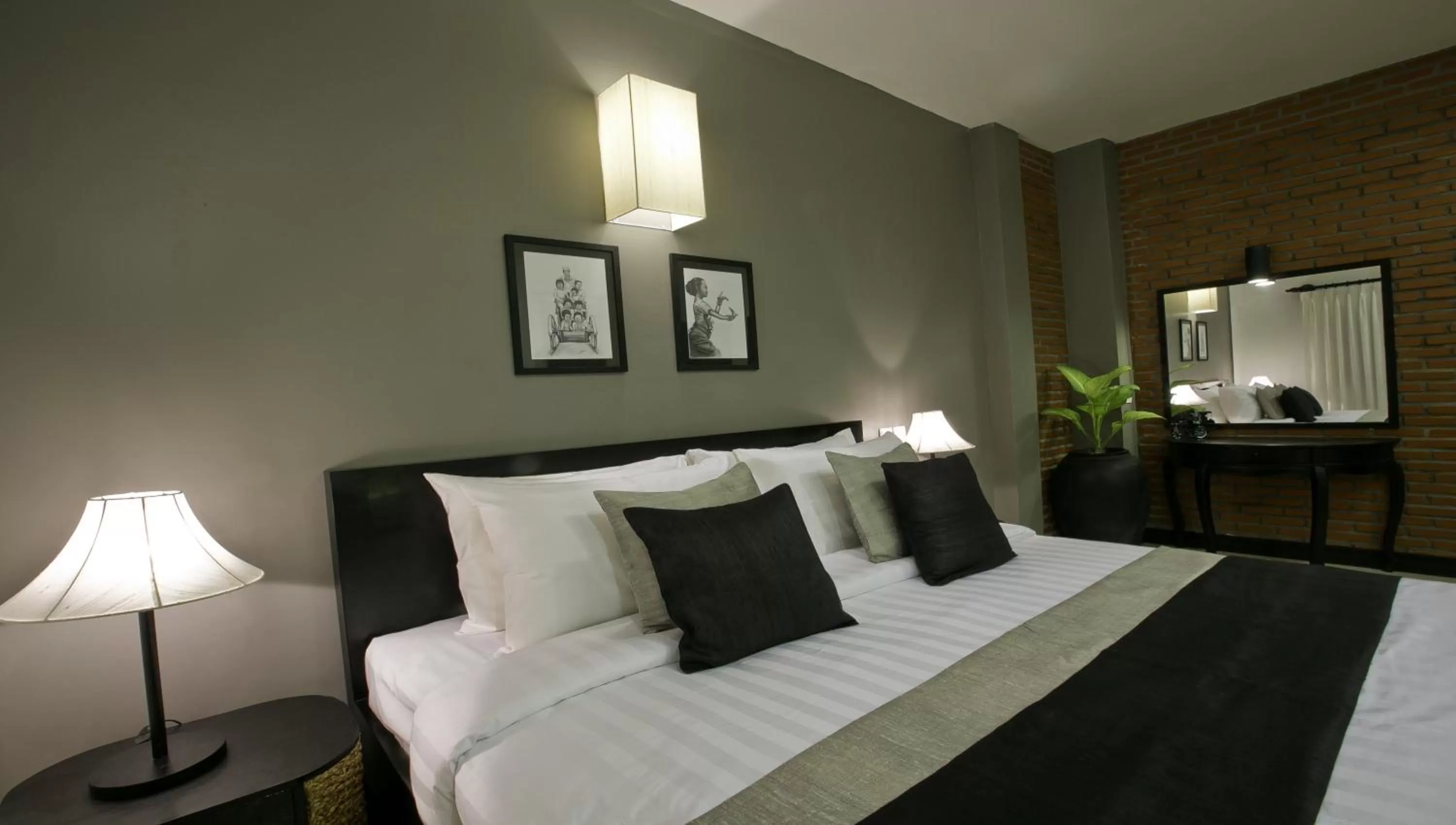 Photo of the whole room, Bed in The Cyclo d'Angkor Boutique Hotel