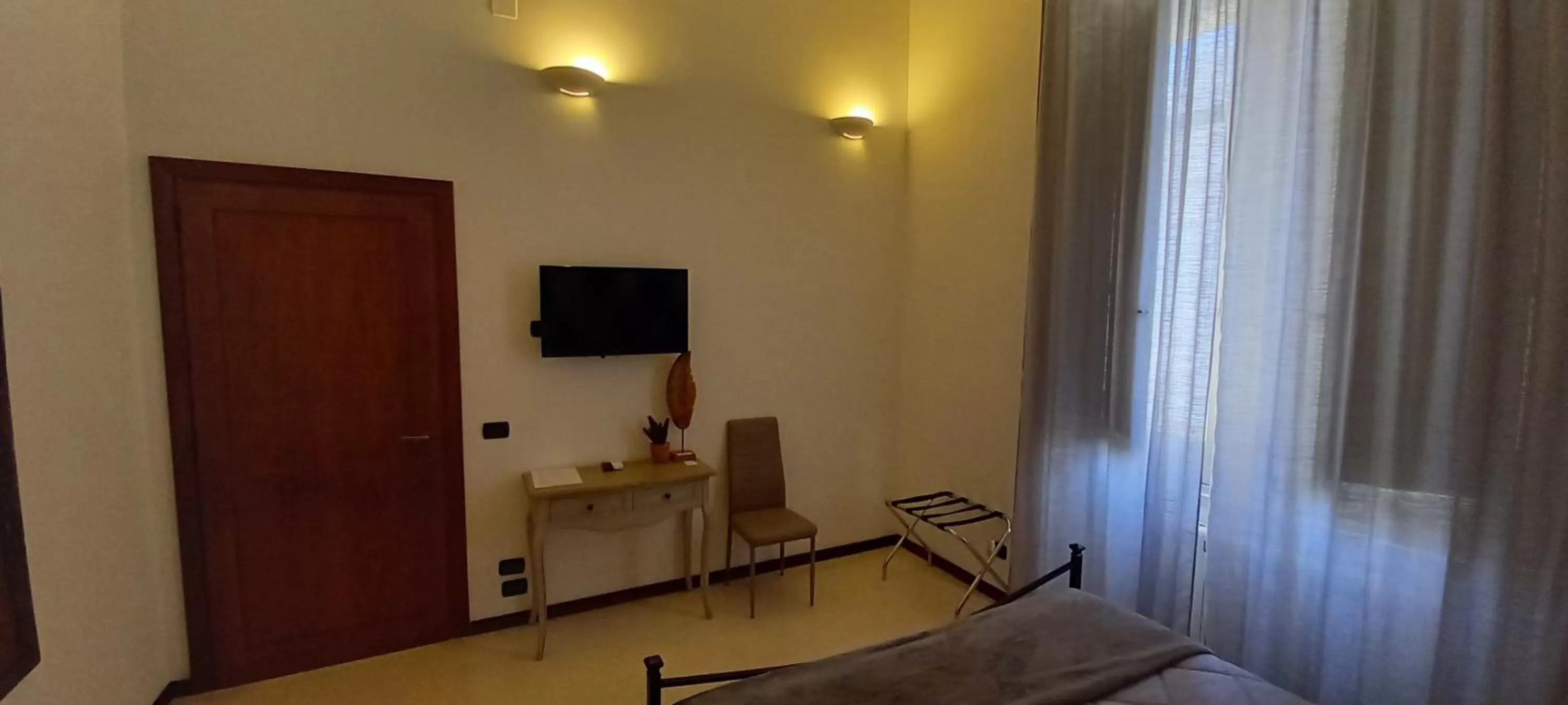 Bedroom, TV/Entertainment Center in B&B Acanto Lecce