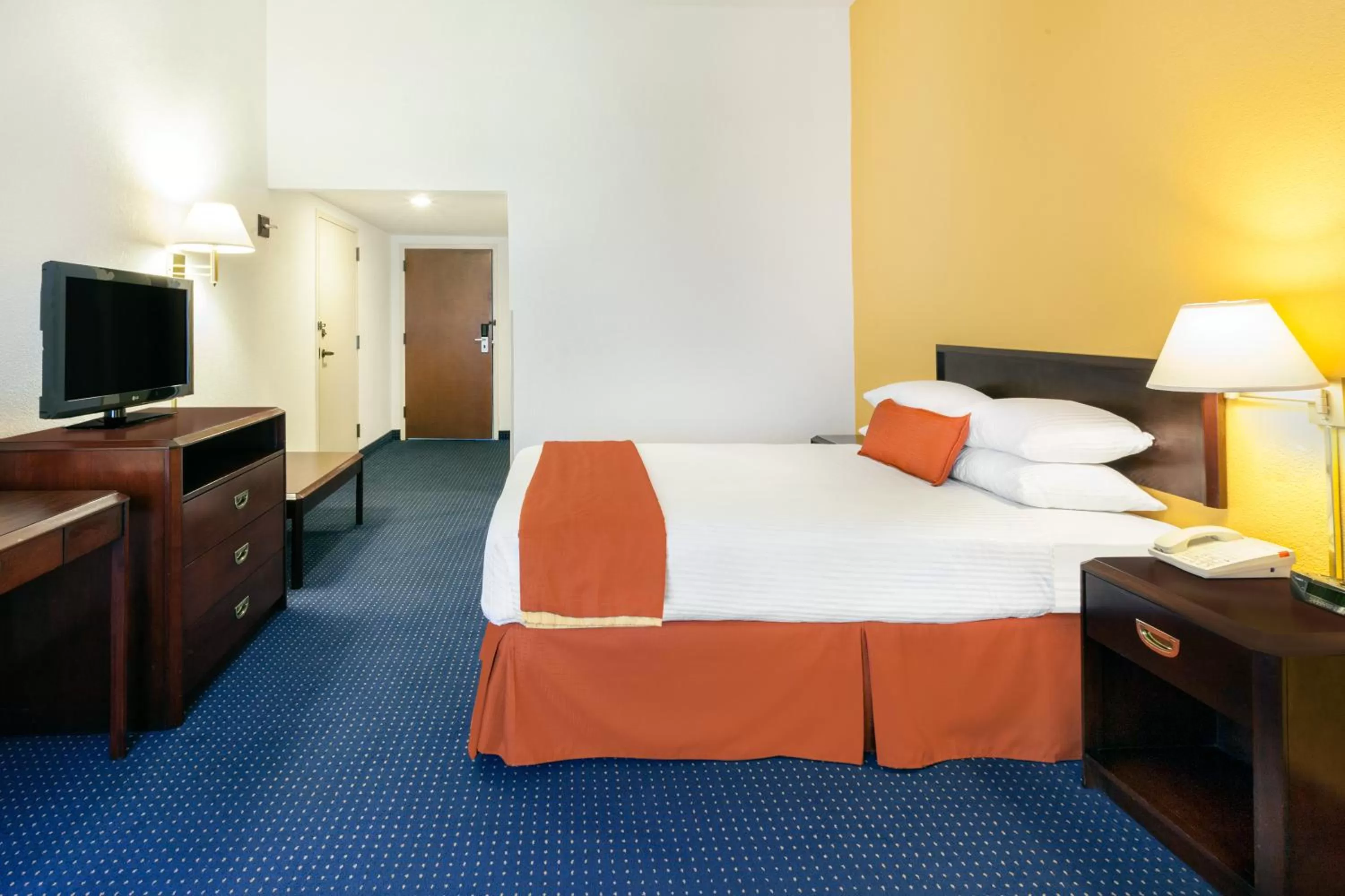 Bedroom, Bed in Wyndham Garden Monterrey Norte