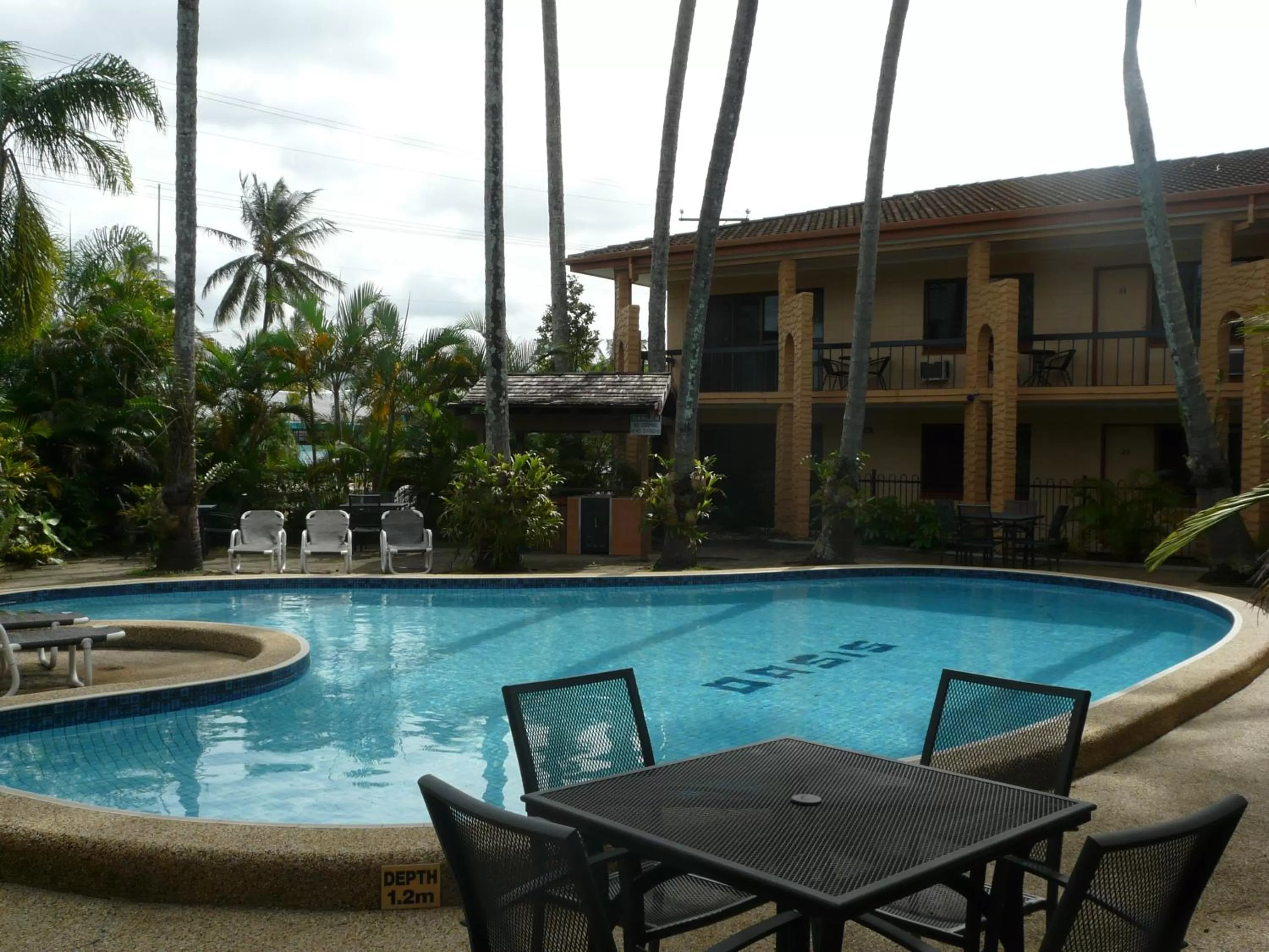 Swimming pool in Oasis Inn Apartments