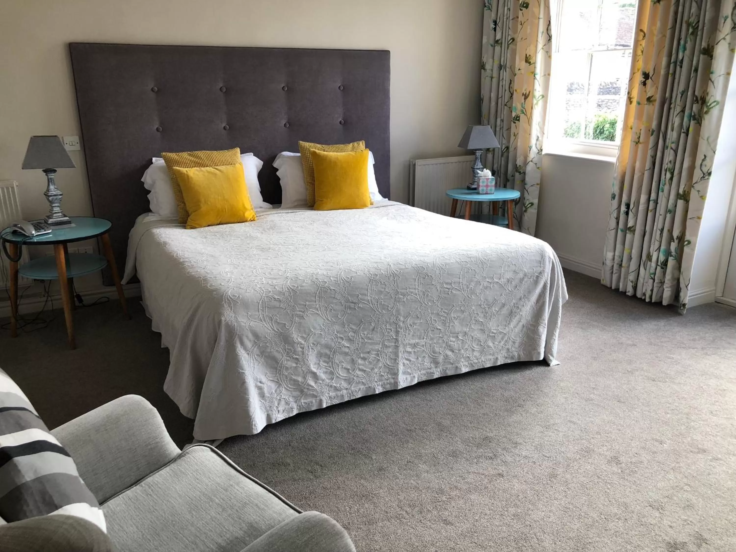 Bedroom, Bed in The Raven Hotel