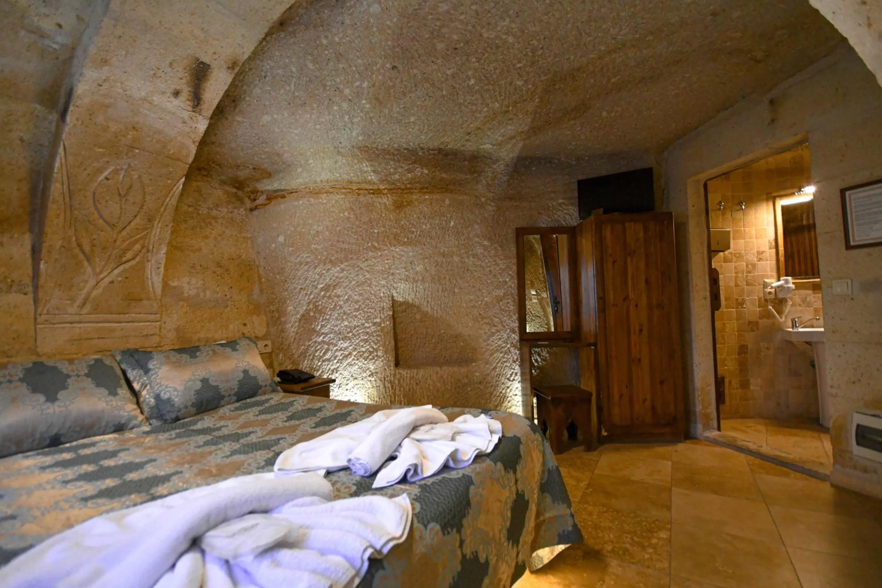 Bed in Shoestring Cave House