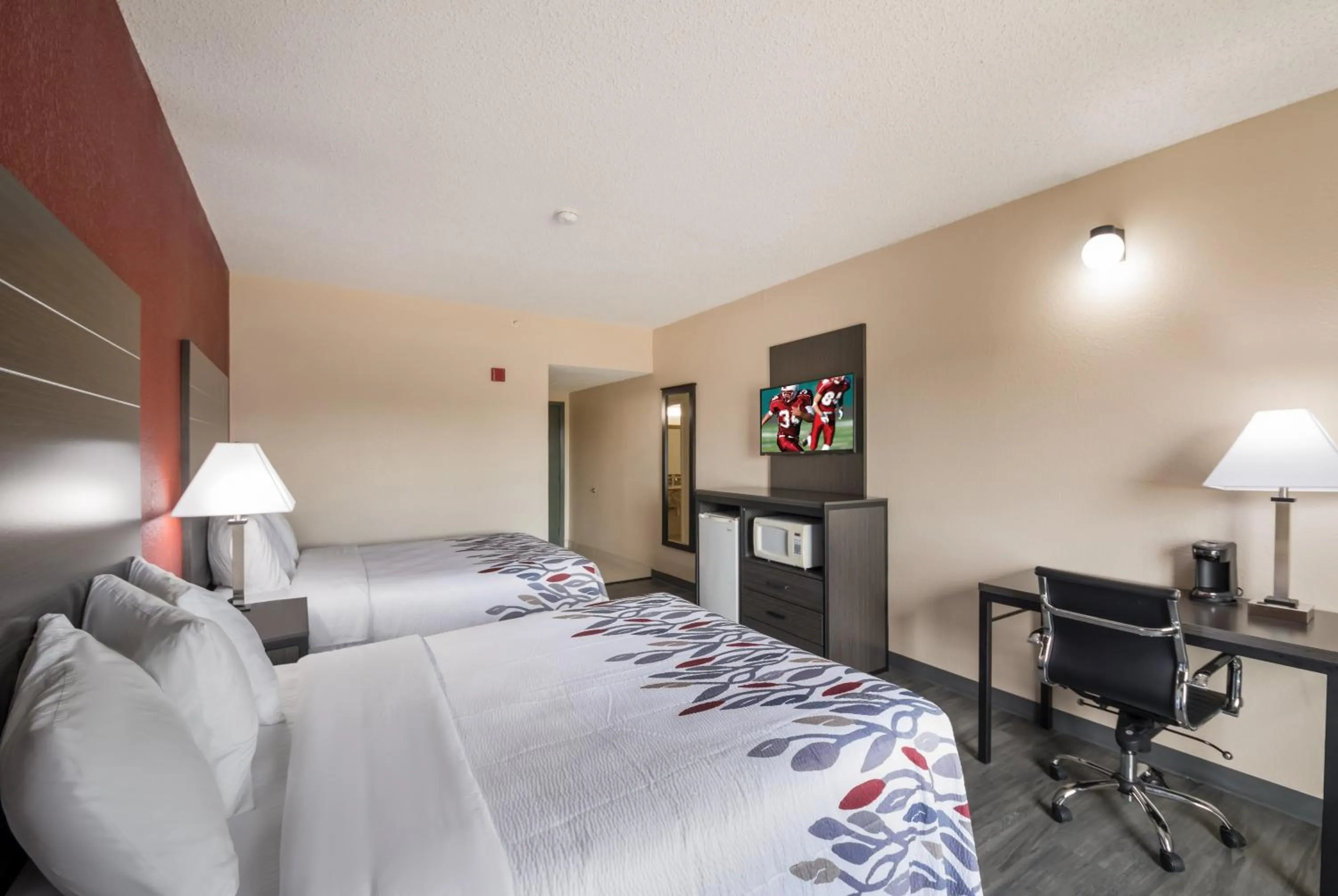 Photo of the whole room, Bed in Red Roof Inn & Suites Austin East - Manor