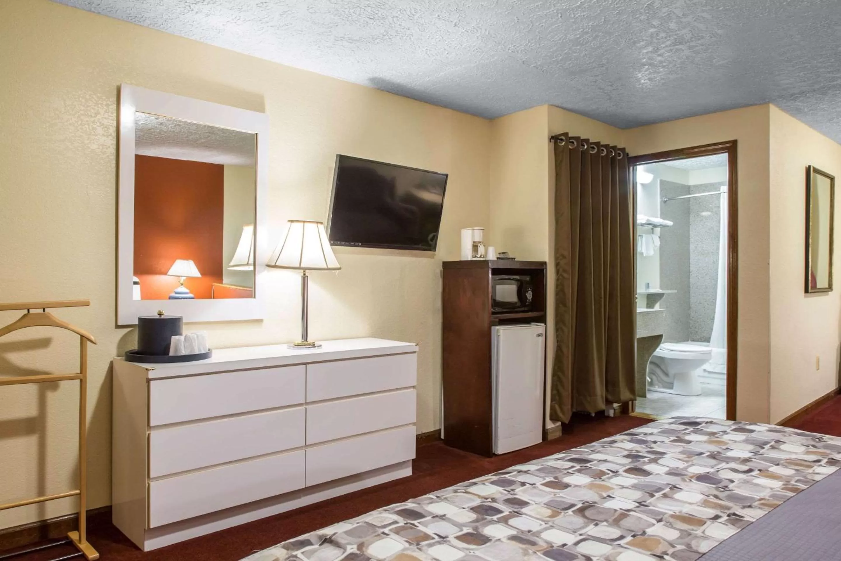 Photo of the whole room, Bed in Rodeway Inn & Suites Branford - Guilford