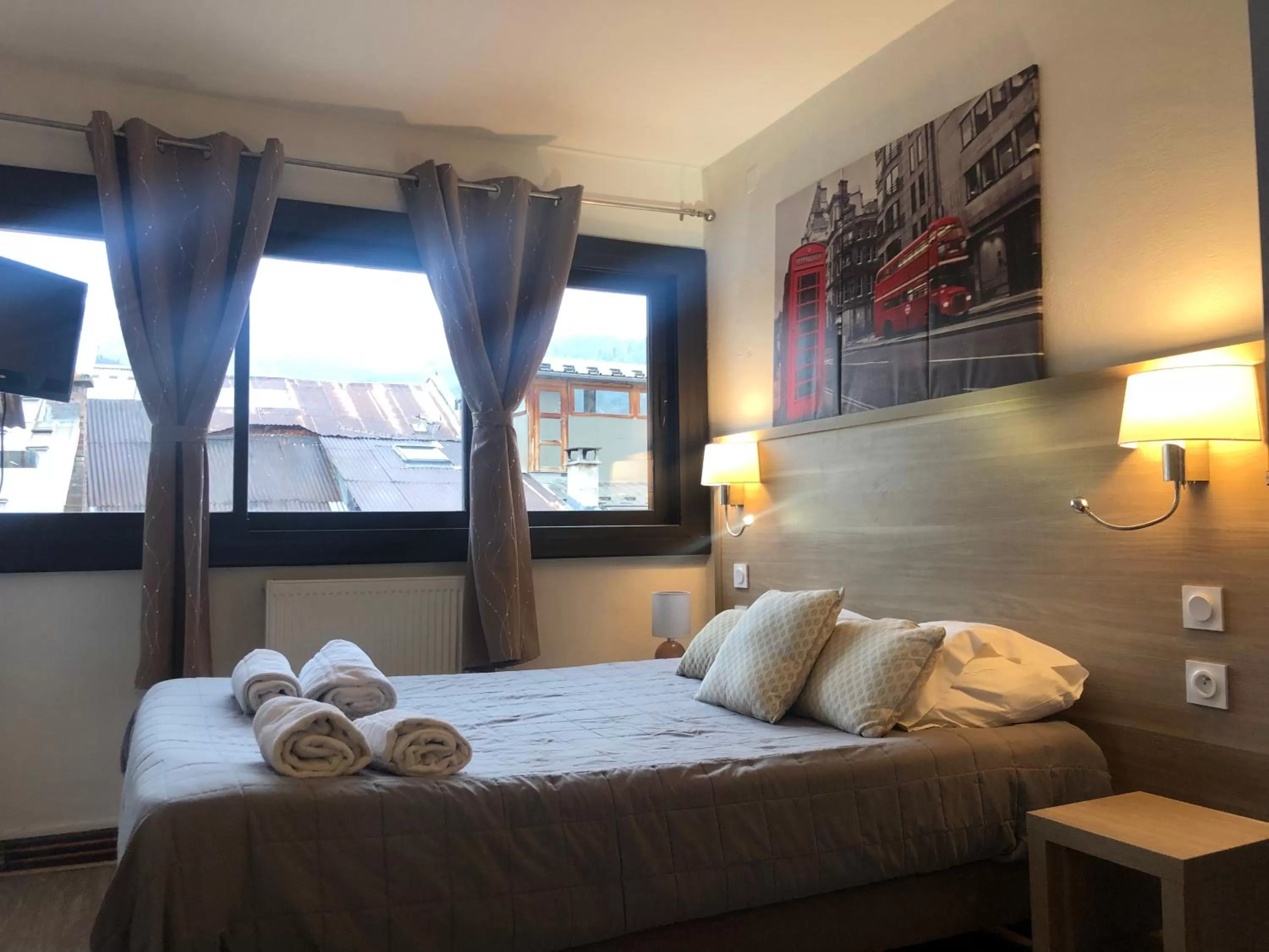 Bed in Hôtel Du Cheval Blanc Barcelonnette