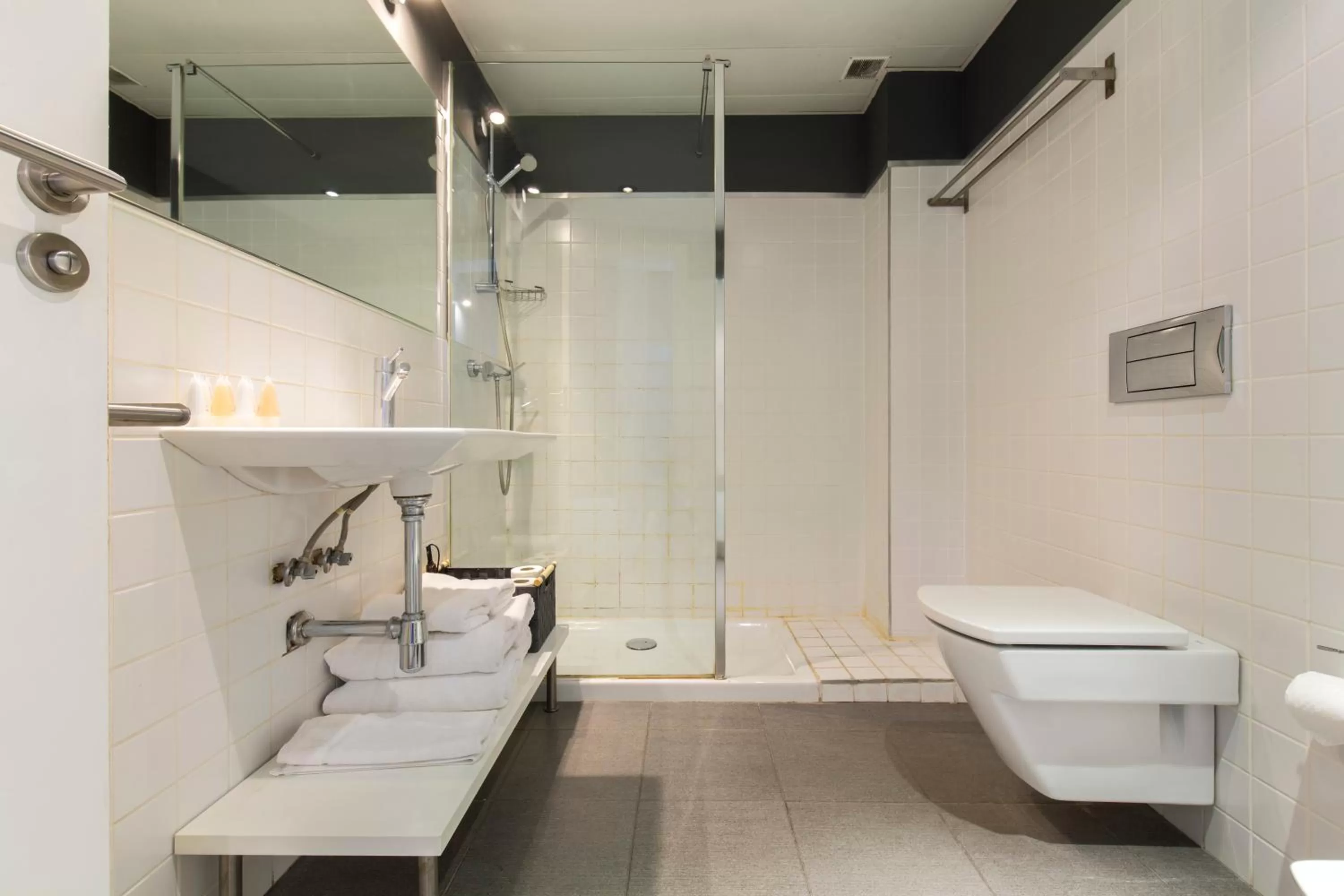 Bathroom in tuGuest Elvira Suites