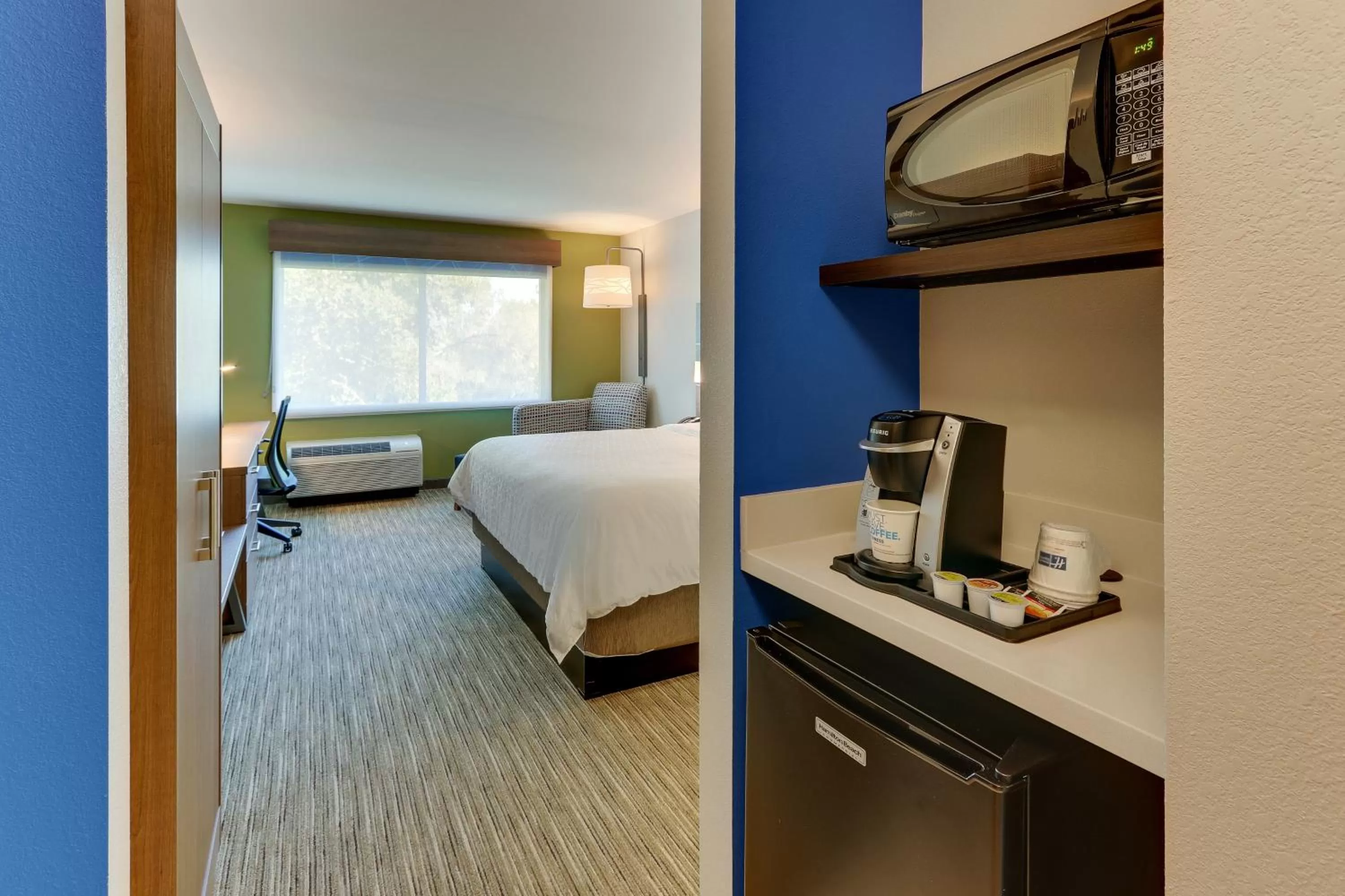 Photo of the whole room, Bed in Holiday Inn Express & Suites - Roanoke – Civic Center