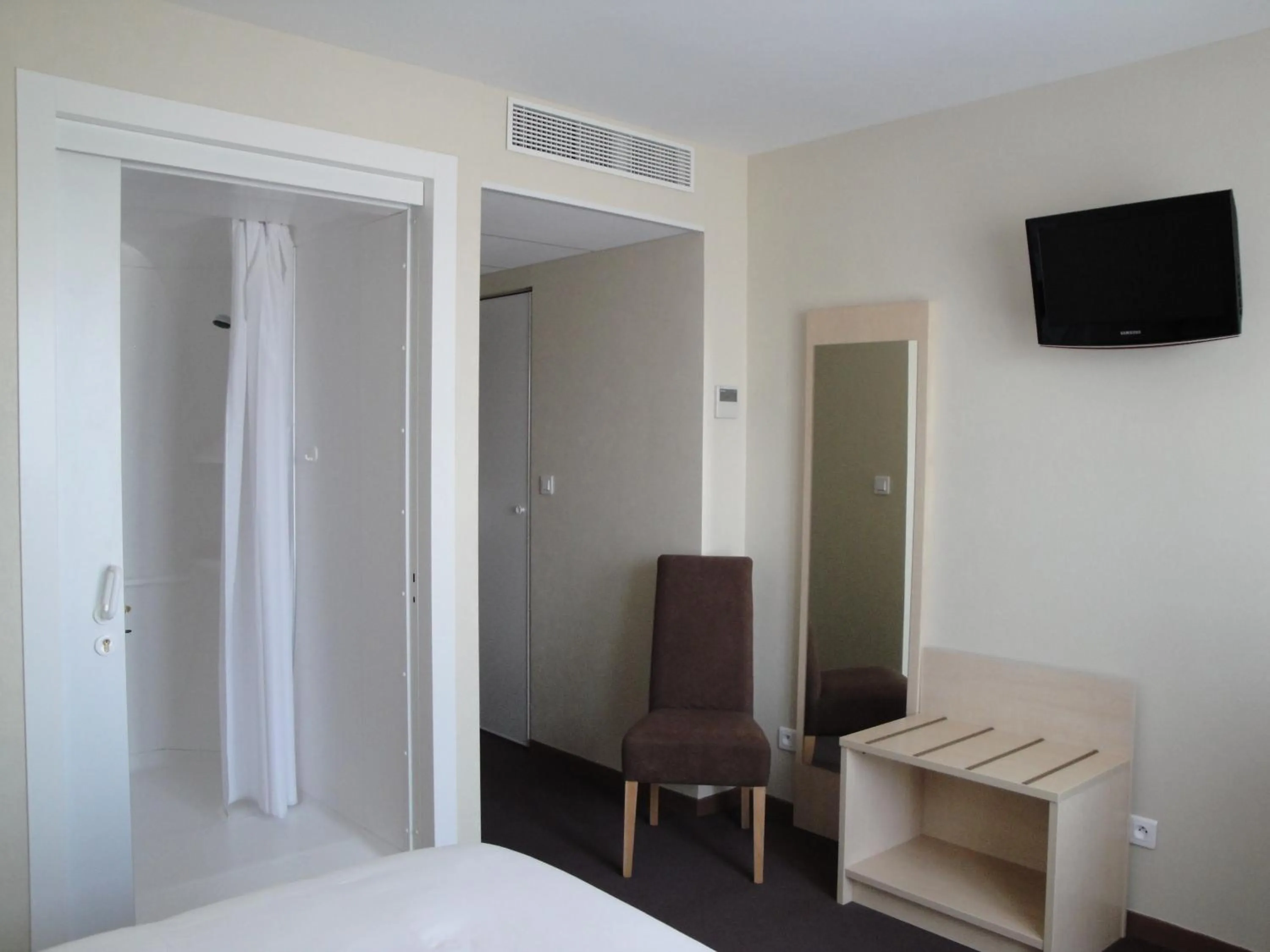 TV and multimedia, Bed in Cit'Hotel Talencia