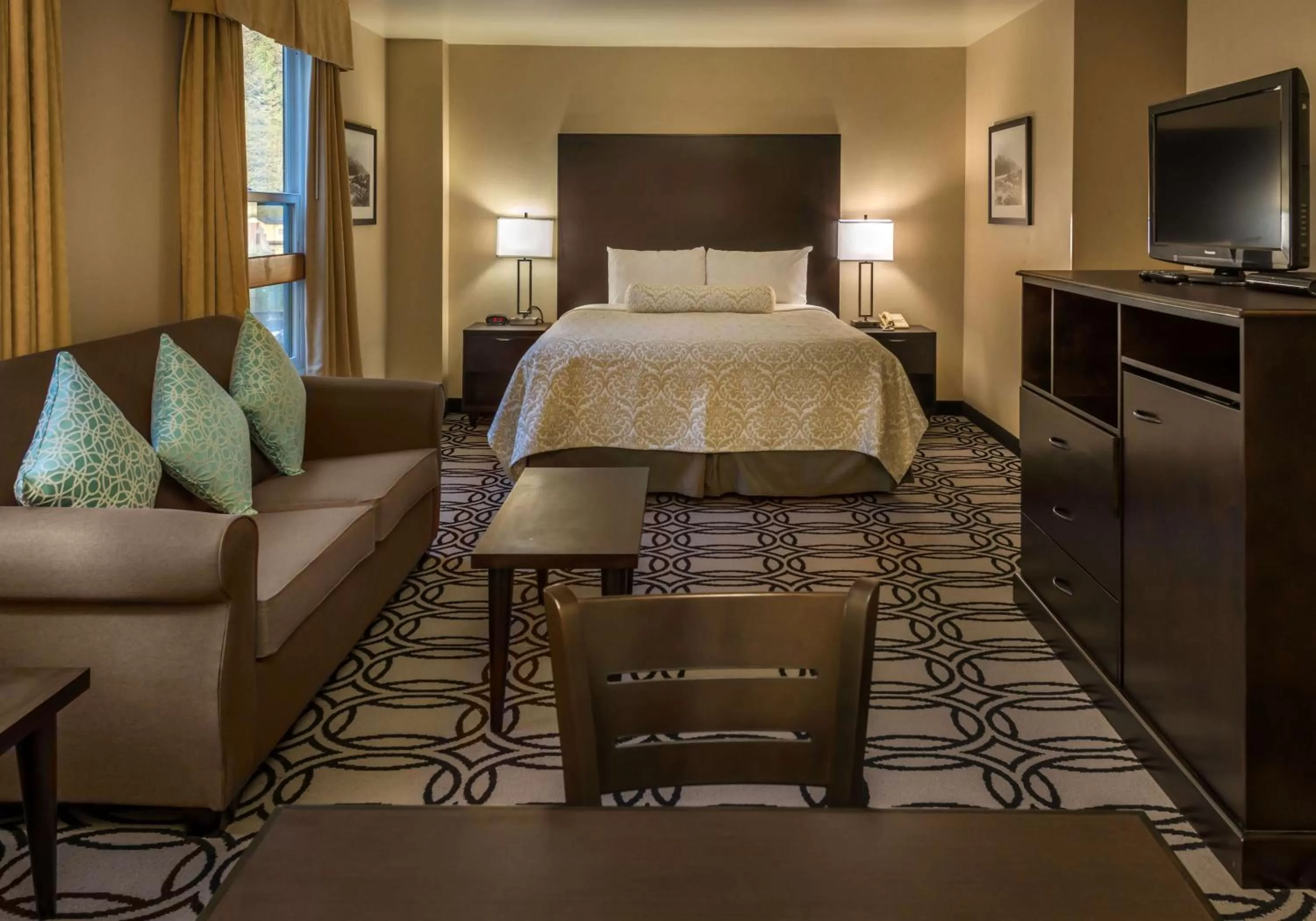 Photo of the whole room, Bed in Baranof Downtown, BW Signature Collection