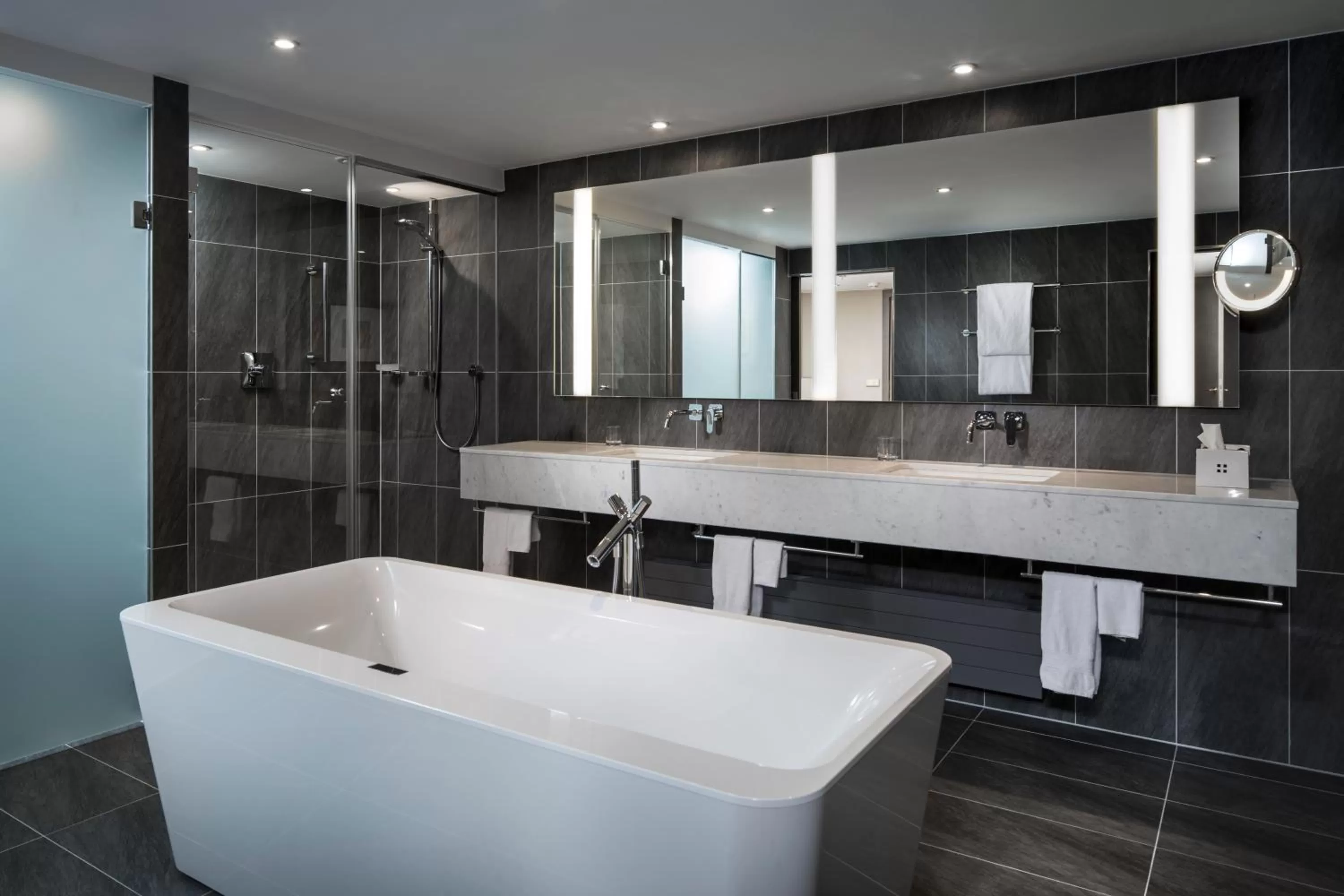 Bathroom in Hilton Vienna Plaza