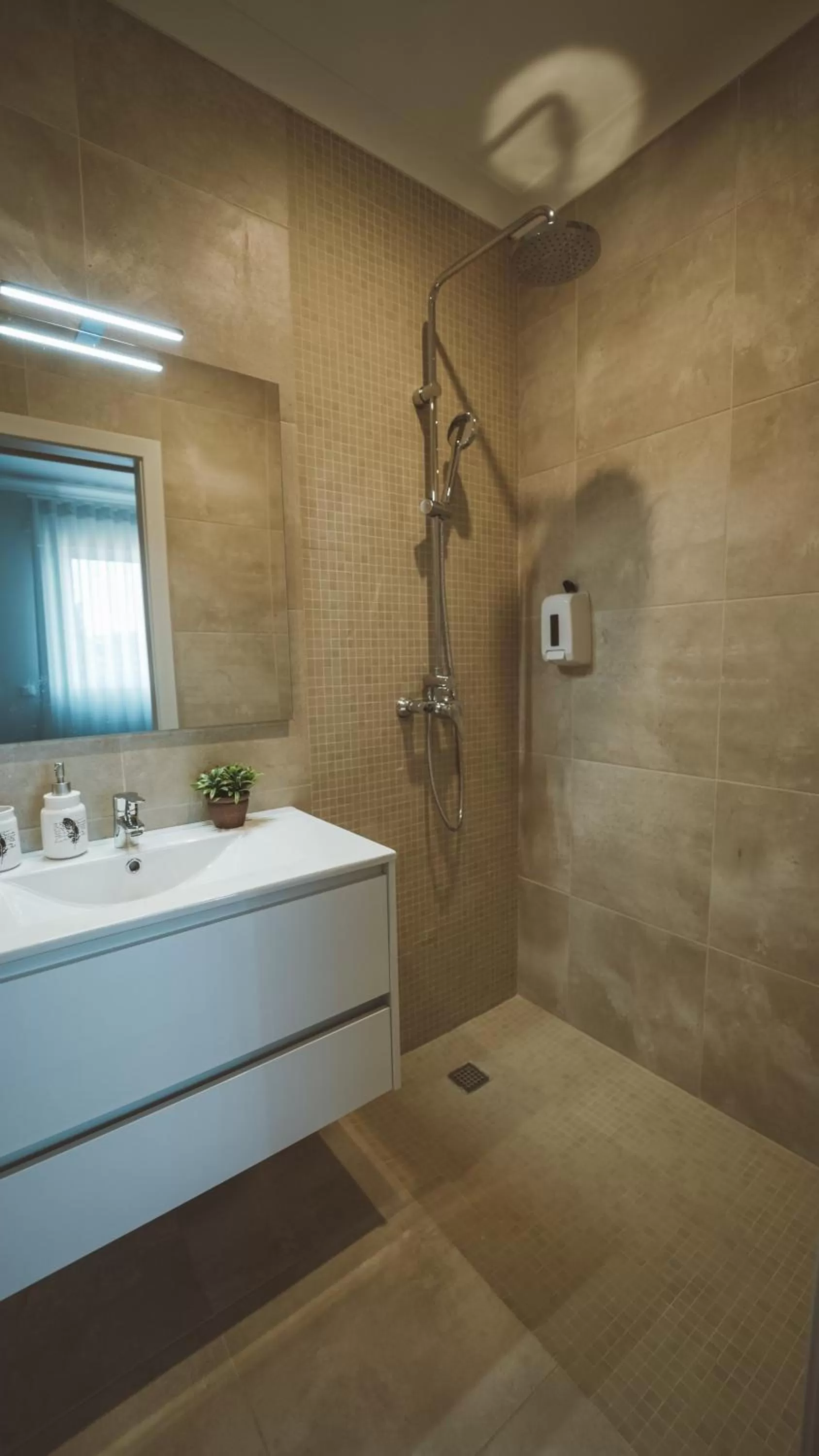 Shower in Vila Milreu Guest House