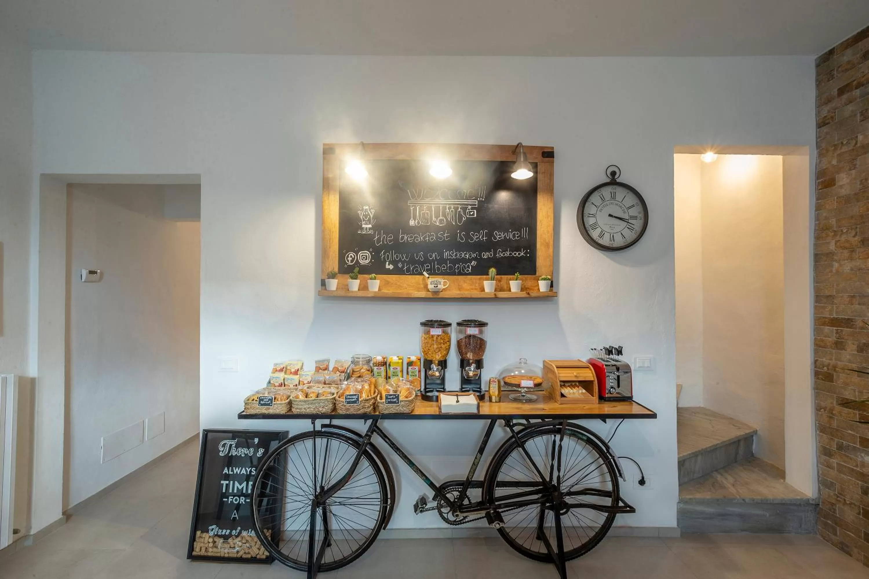 Coffee/tea facilities, TV/Entertainment Center in Travel B&B