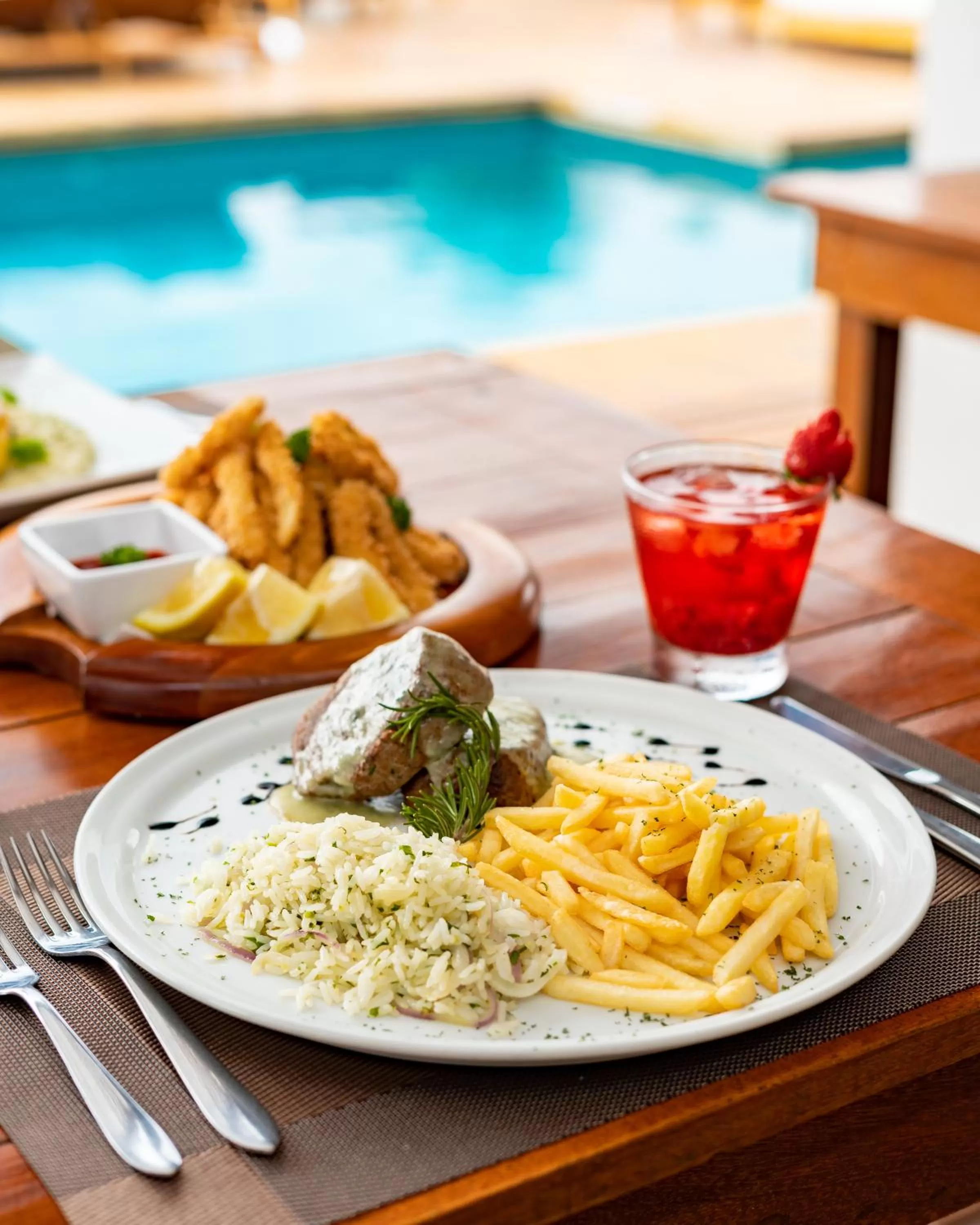 Food and drinks in Jubarte Hotel by Insólito