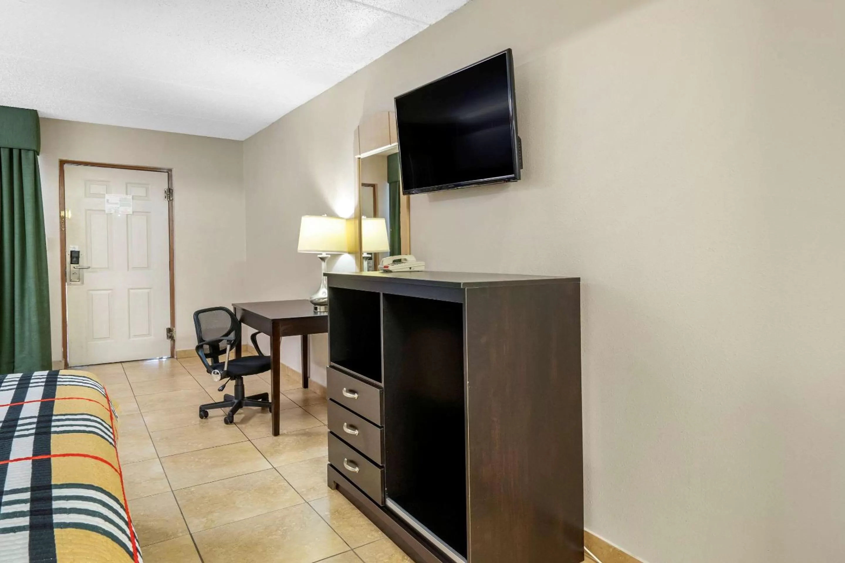 Photo of the whole room, Bed in Rodeway Inn Clearwater-Dunedin