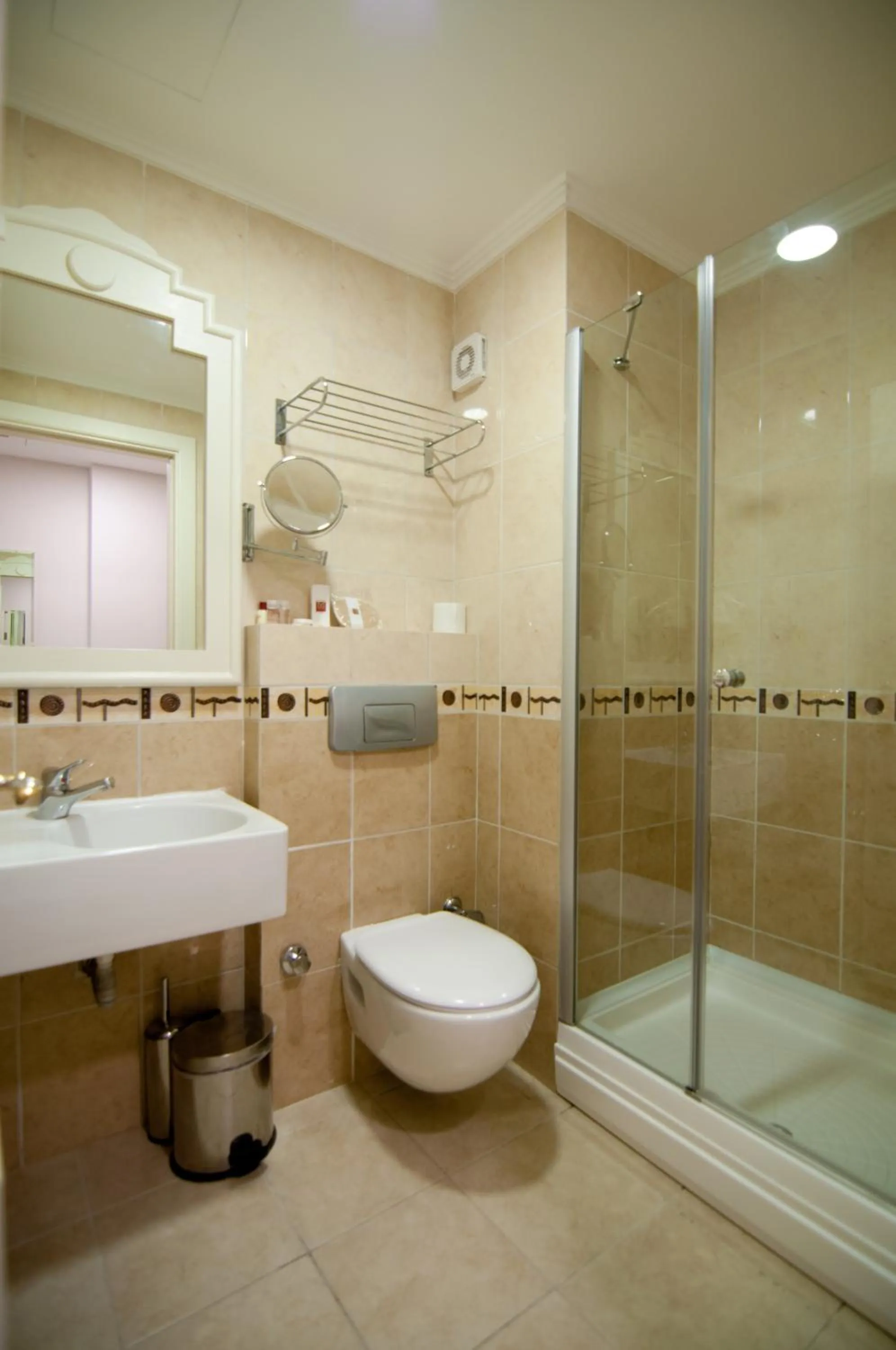 Shower in Taksim Metropark Hotel