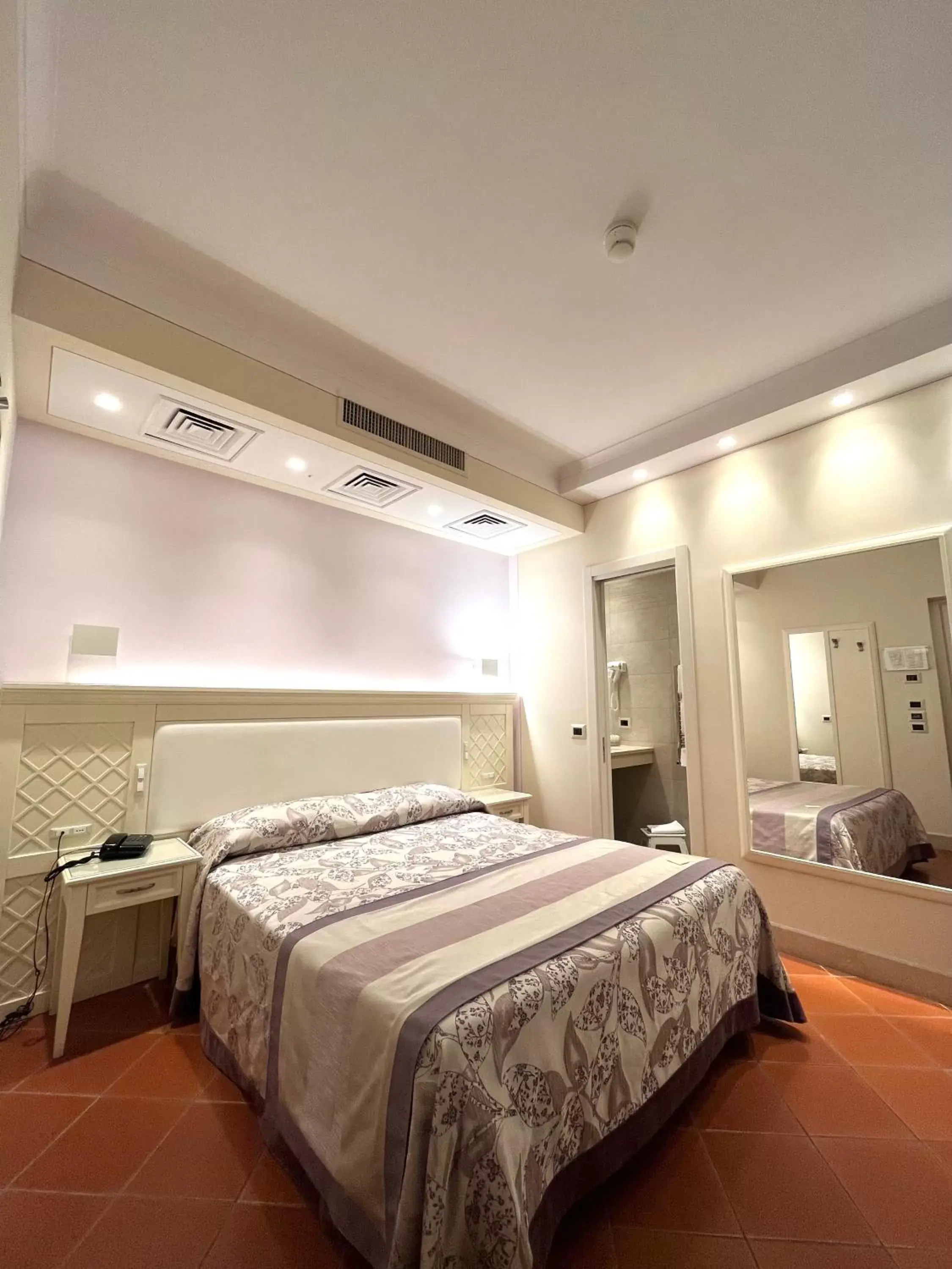 Small Double Room - single occupancy in Corona D'Italia Small Double Room - single occupancy in Corona D'Italia