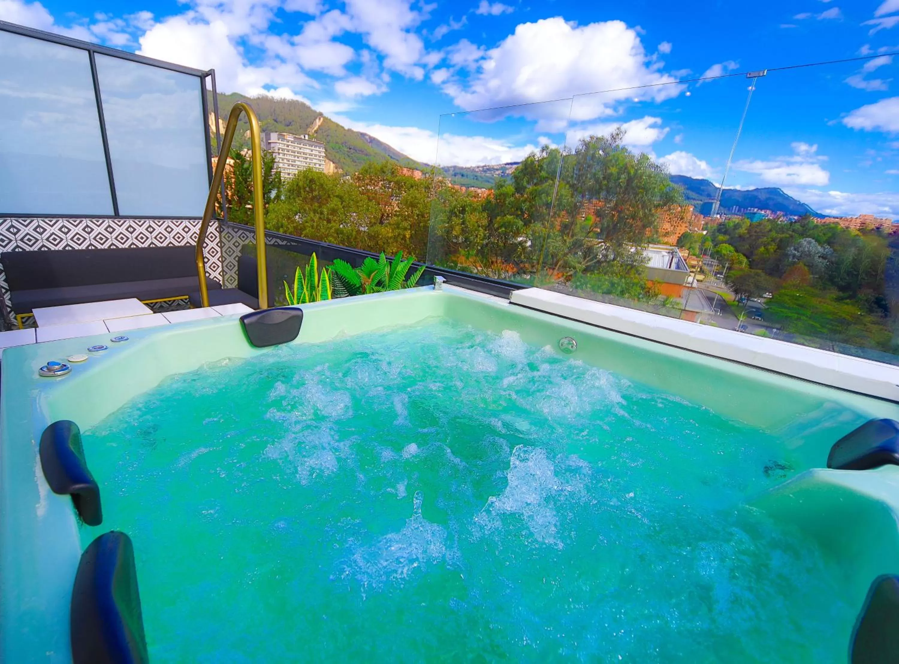Hot Tub in Hemma Bogotá Country Luxury Suites Hotel