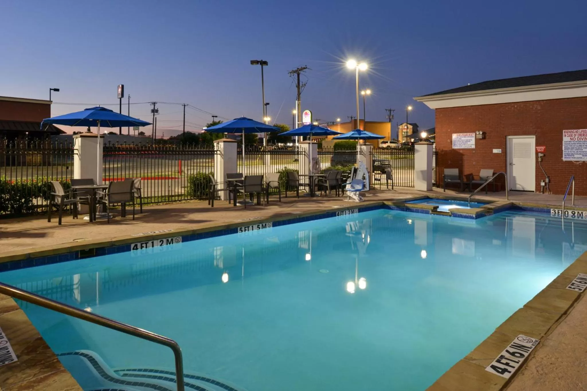 Swimming pool in Holiday Inn Express Hotel & Suites Royse City - RockwallRockwall - Royse City by IHG