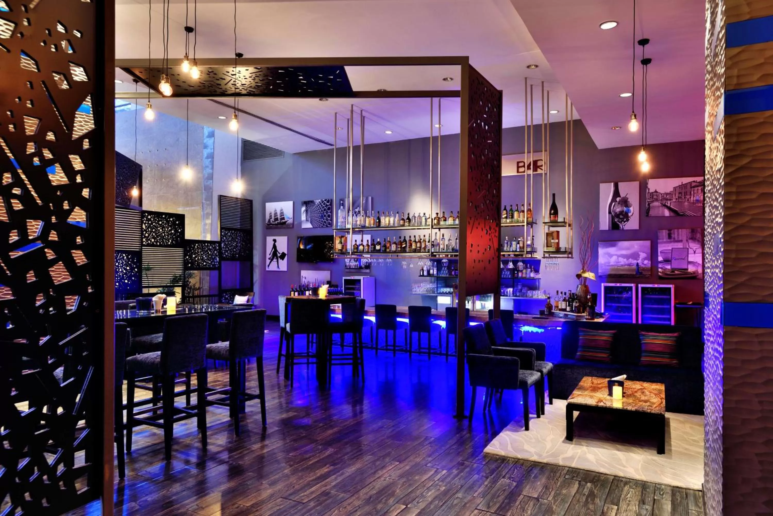 Lounge or bar in Radisson Blu Plaza Hotel Hyderabad Banjara Hills