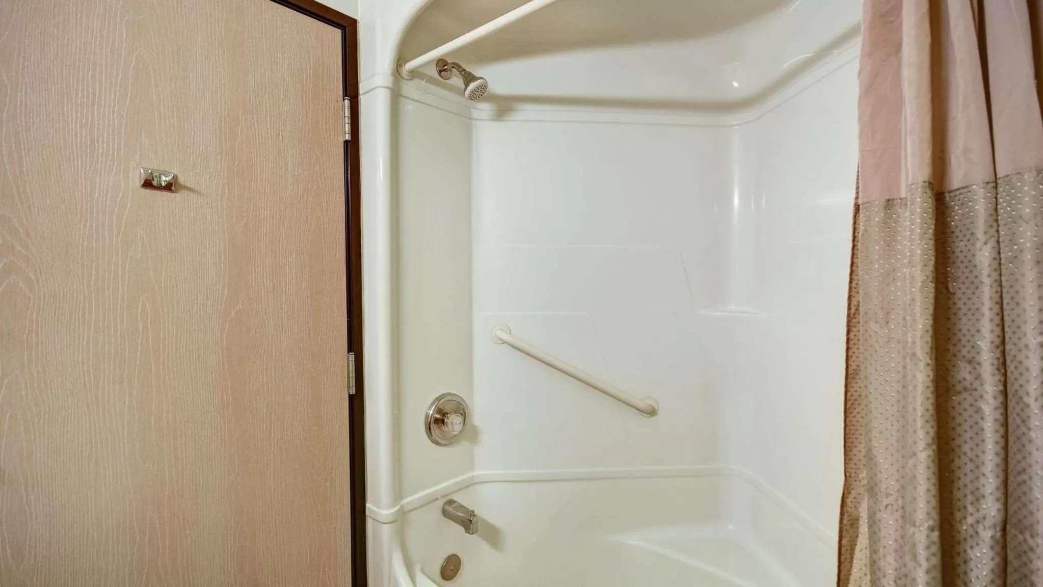 Bathroom in Lakeside Inn Lake Havasu City