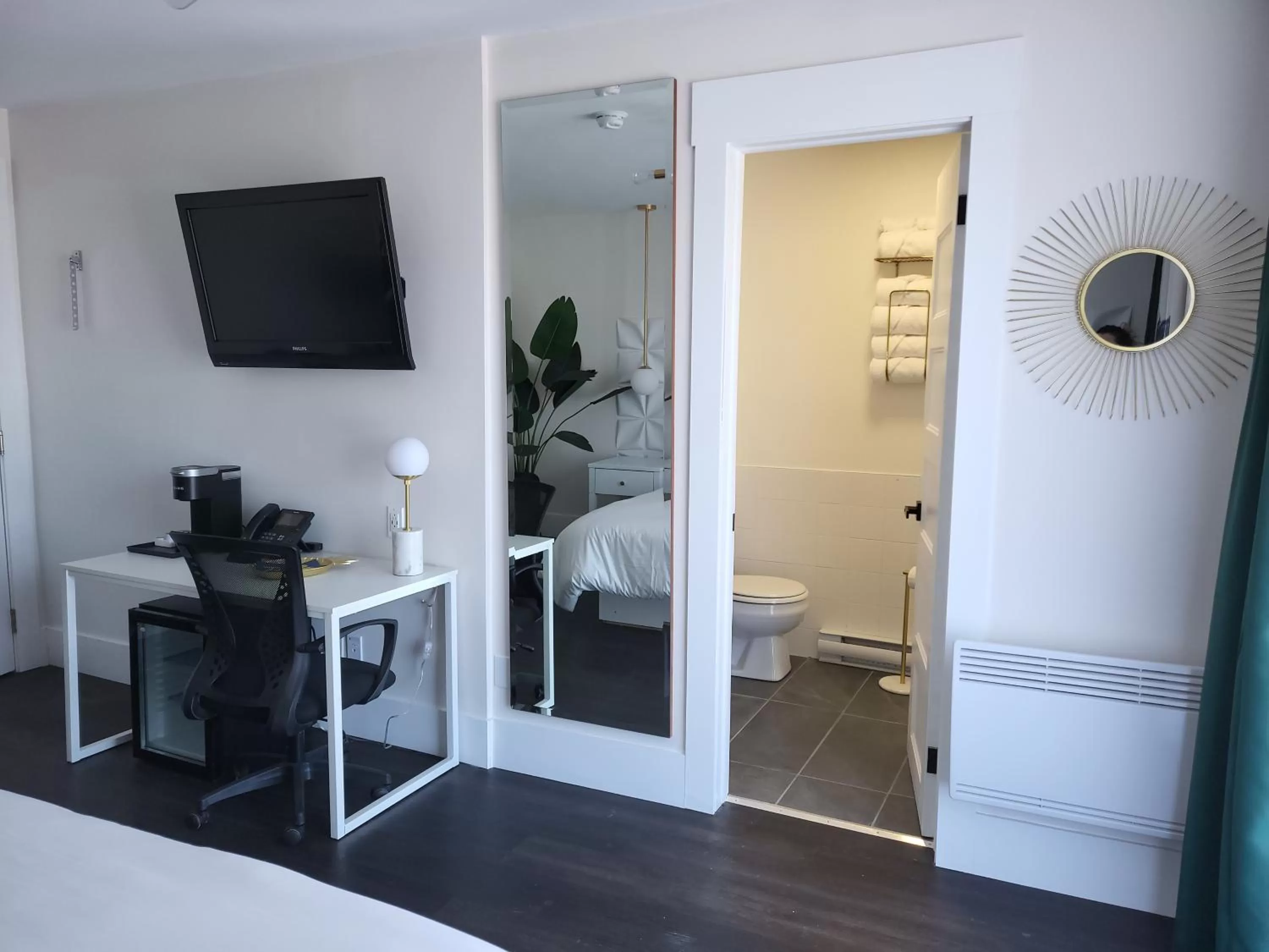 TV/Entertainment Center in motel au rocher du cap