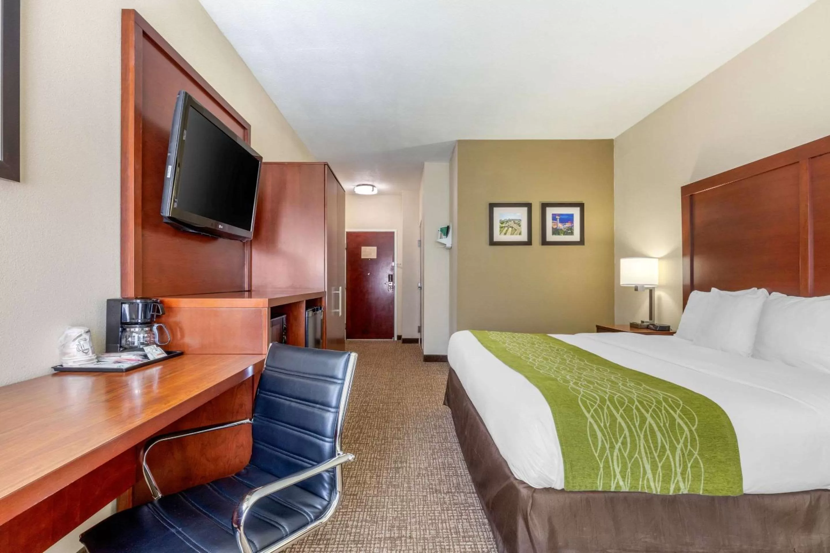 Photo of the whole room, Bed in Comfort Inn Lenoir City-Knoxville