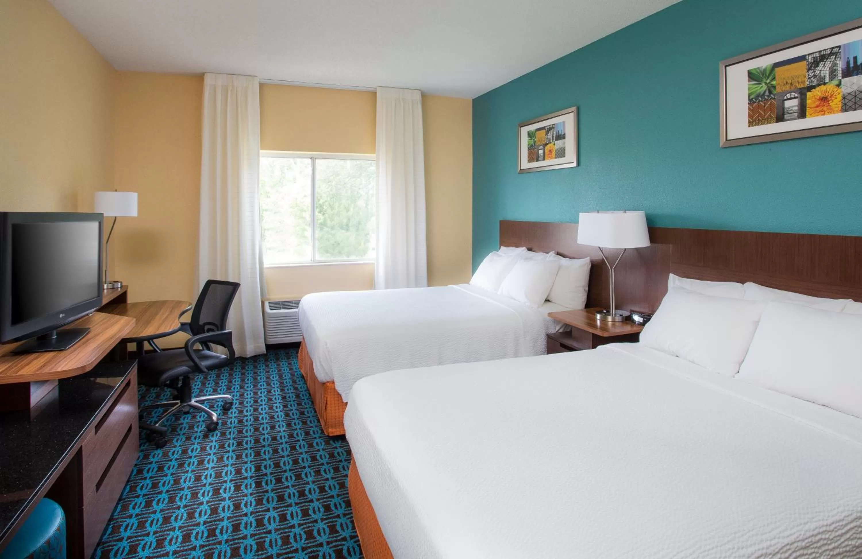 TV and multimedia, Bed in Fairfield Inn & Suites by Marriott Quincy