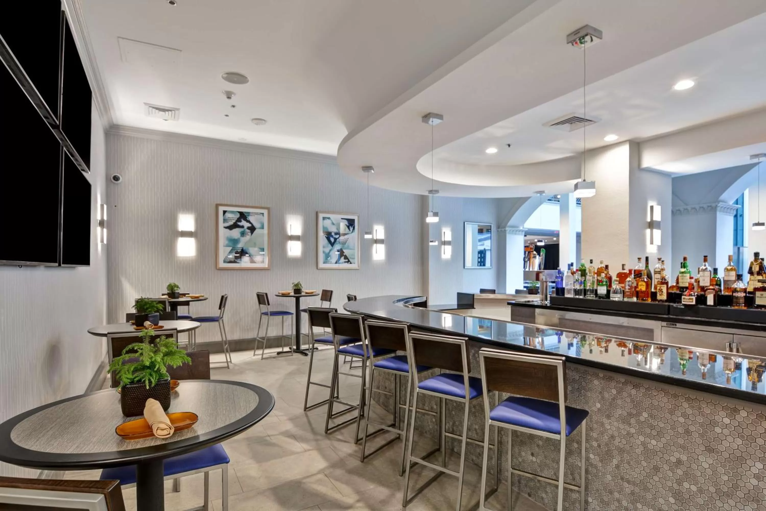 Lounge or bar in Embassy Suites by Hilton Miami International Airport